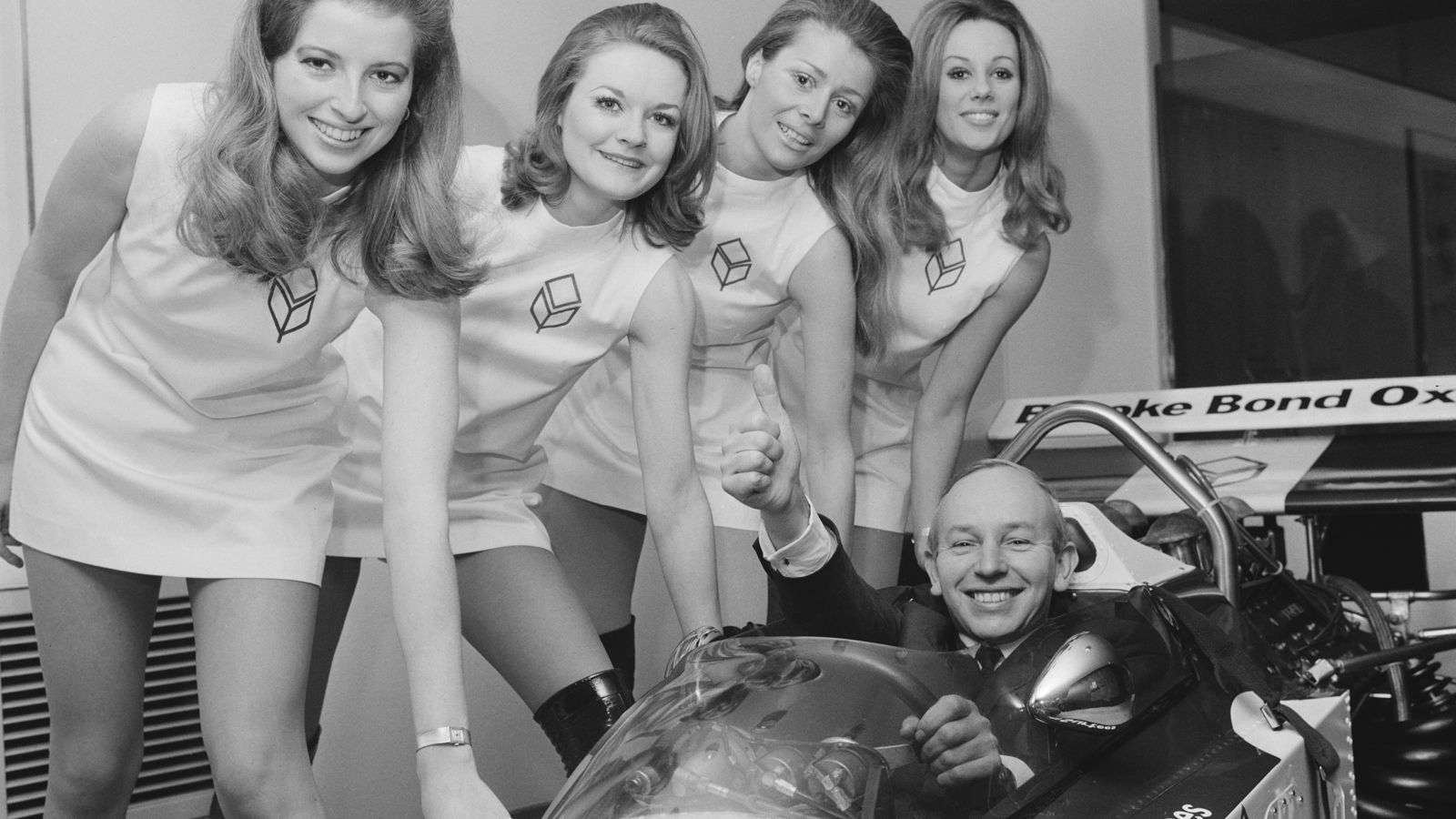 <strong>1964 - Ein Punkt Unterschied - John Surtees 40, Graham Hill 39 (41)</strong><br>Kurios! In 1964 gab es die Regel, dass nur die besten sechs Rennen pro Fahrer zählen. So konnte Surtees mit einem Zähler vor Hill gewinnen, obwohl dieser eigentlich mehr Punkte sammelte (41). Doch die besten sechs Rennen hatte Surtees.