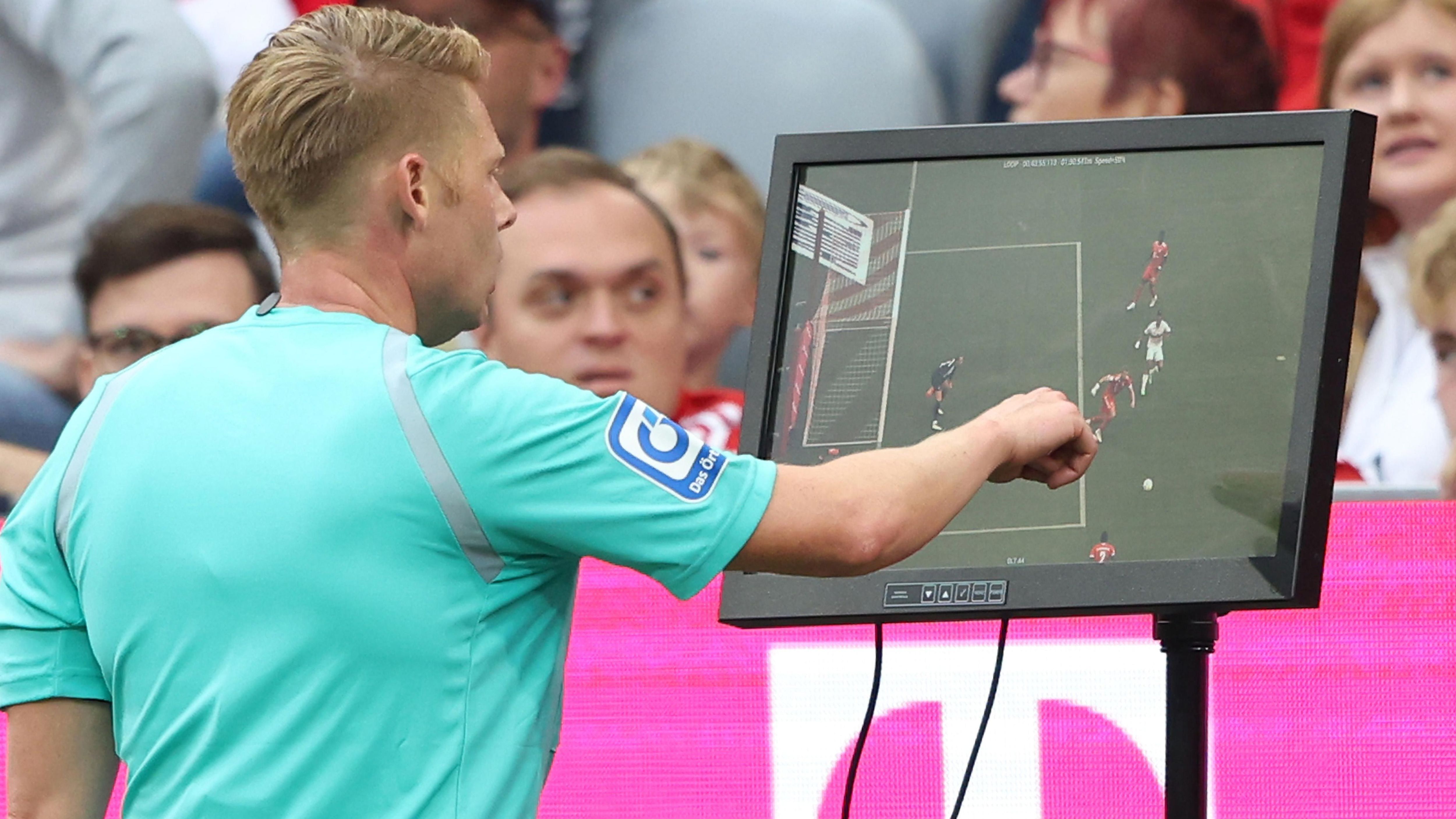 
                <strong>Flop: VAR</strong><br>
                An so gut wie jedem der bisherigen 15 Spieltage wurde im Anschluss heftig über den Video Assistant Referee diskutiert. Besonders in der laufenden Saison scheint es keine klare Linie zu geben. Klare Fehlentscheidung? Absichtliches oder unabsichtliches Handspiel? Passives oder aktives Abseits? Die Referees scheinen teilweise selbst den Überblick verloren zu haben. Jüngste Negativbeispiele bei den Spielen zwischen Frankfurt und Dortmund, sowie Gladbach und Bochum lassen die kritischen Stimmen des VAR wieder lauter werden.
              