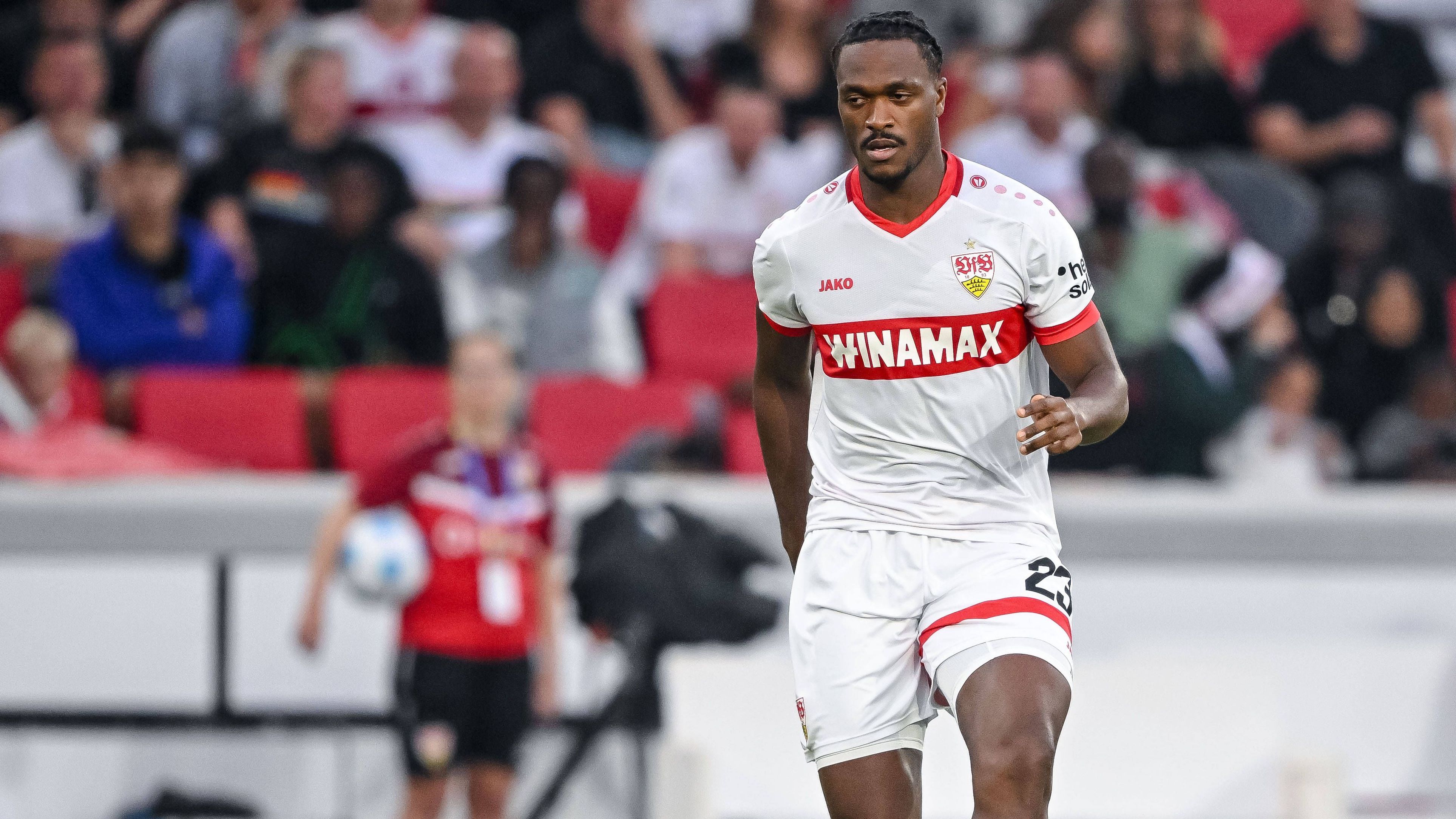 <strong>Dan-Axel Zagadou (Außenbandprobleme)</strong><br>Eine Reihe weiter hinten sieht es beim VfB ähnlich schlecht aus. Der Langzeit-Ausfall von Dan-Axel Zagadou, der sich im September am Außenband verletzte und ohnehin sehr anfällig ist, ist nichts Neues. Doch in der Innenverteidigung fehlen weitere Spieler