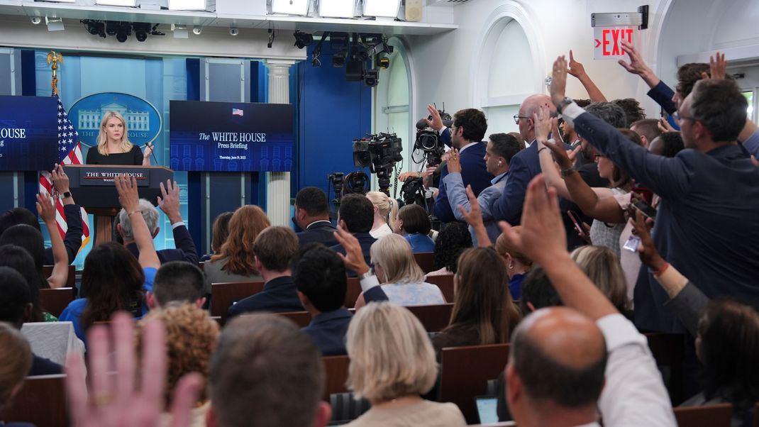 19. Juni 2025, USA, Washington: Die Pressesprecherin des Weißen Hauses, Karoline Leavitt, während der Pressekonferenz im Weißen Haus