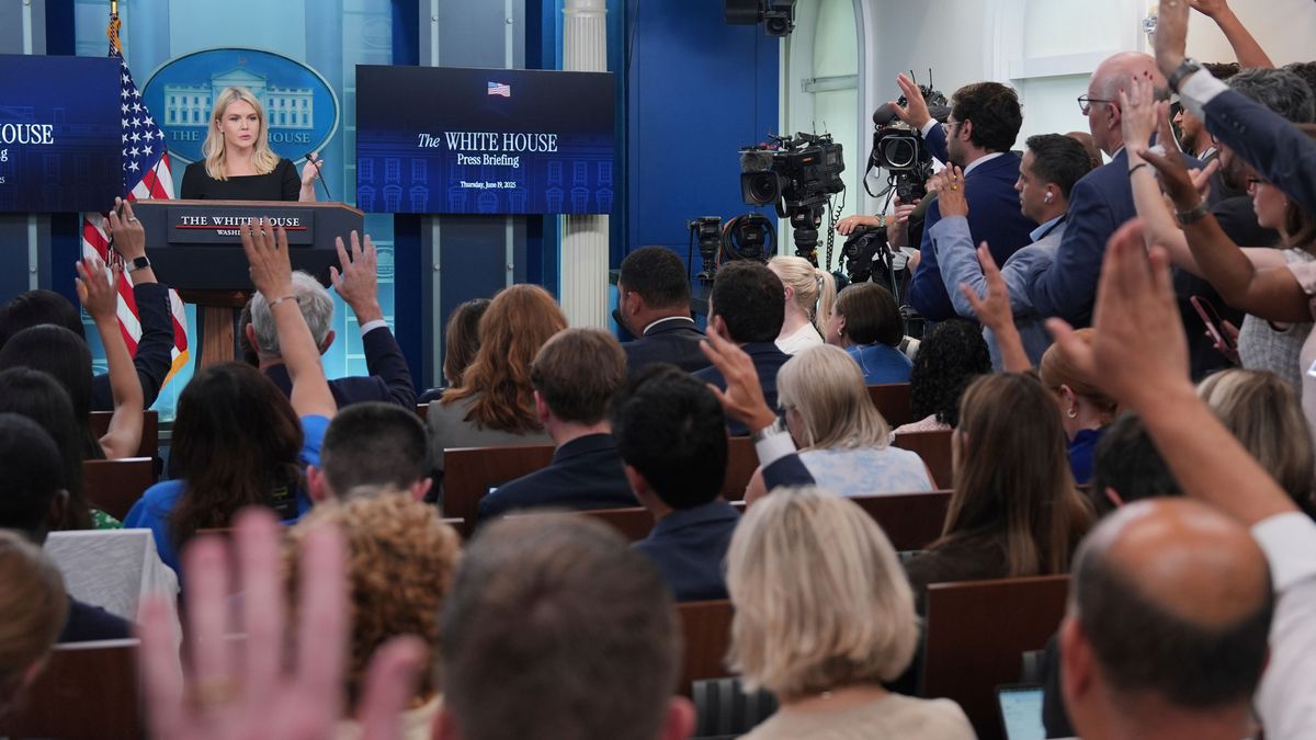 19. Juni 2025, USA, Washington: Die Pressesprecherin des Weißen Hauses, Karoline Leavitt, während der Pressekonferenz im Weißen Haus