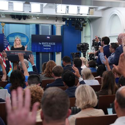 19. Juni 2025, USA, Washington: Die Pressesprecherin des Weißen Hauses, Karoline Leavitt, während der Pressekonferenz im Weißen Haus