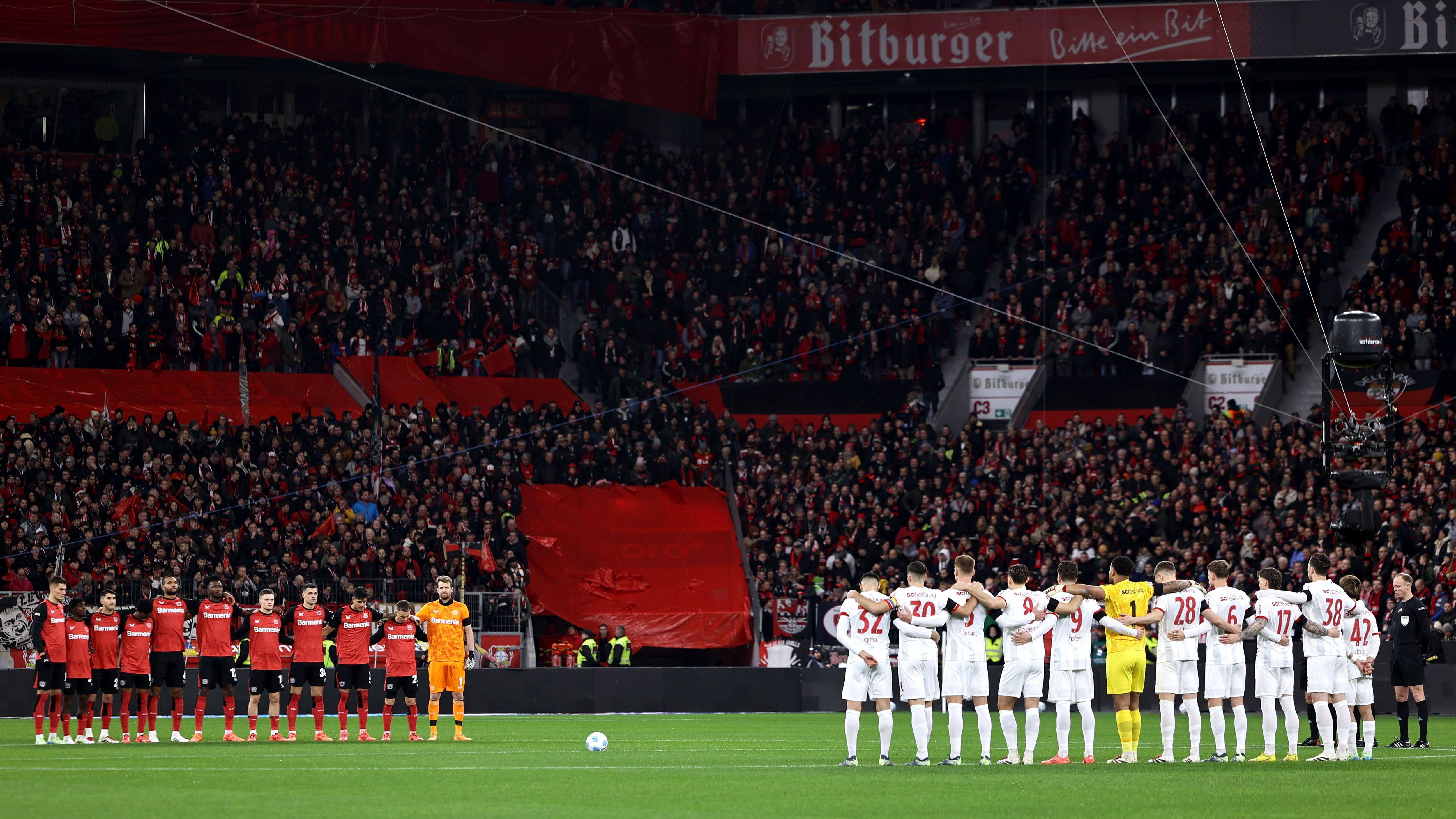 <strong>Bundesliga: Bayer 04 Leverkusen vs. SC Freiburg</strong><br>Im Top-Spiel am Samstagabend wurde es vor Anpfiff ebenfalls still. Beide Mannschaften versammelten sich zur Schweigeminute am Mittelkreis.