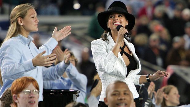 
                <strong>Alicia Keys</strong><br>
                2013: Alicia Keys beim Super Bowl zwischen den Baltimore Ravens und den San Francisco 49ers.
              