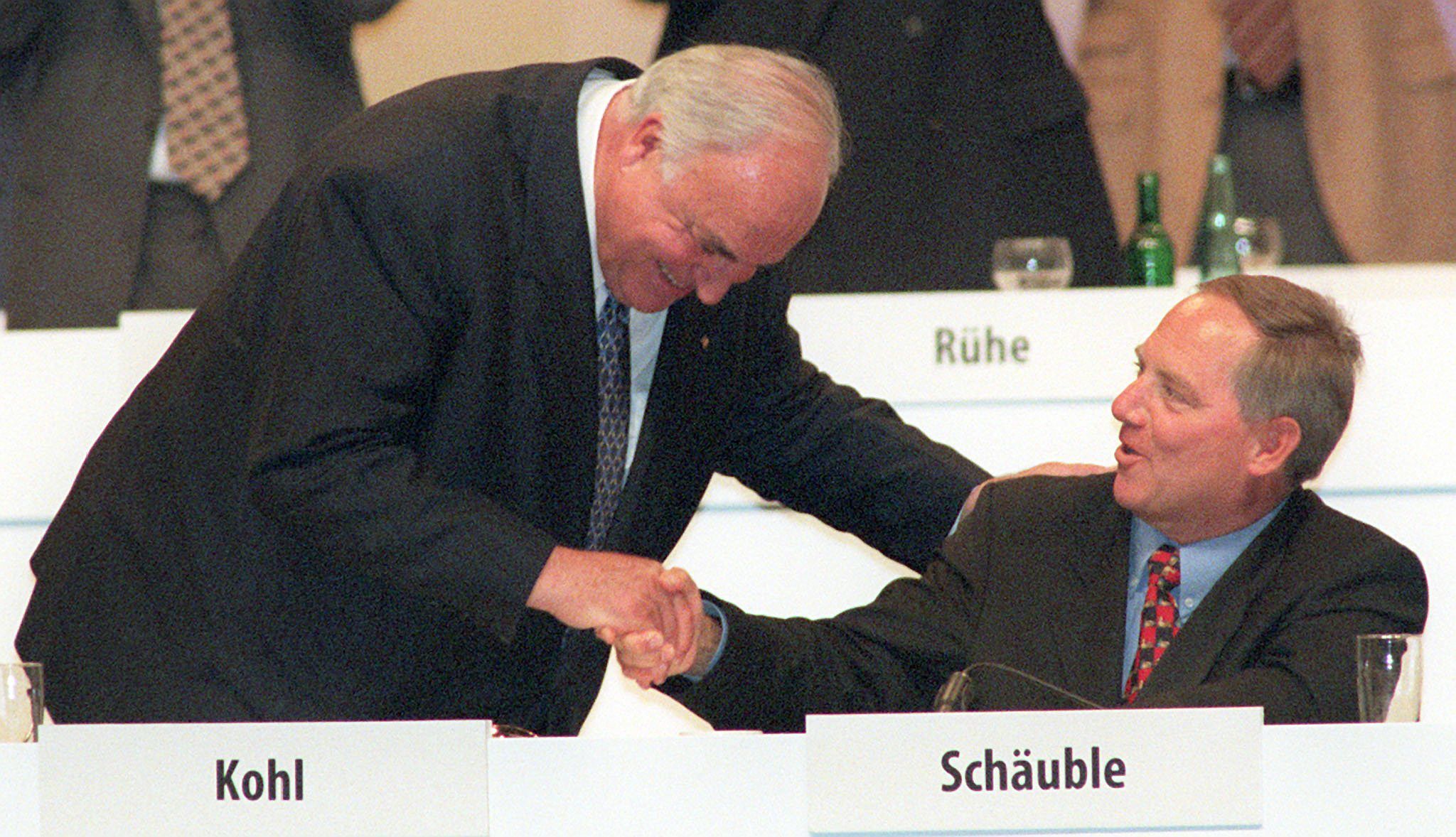 23. August 1998: Der damalige Unionsfraktionsvorsitzende Wolfgang Schäuble (rechts) gratuliert dem damaligen CDU-Vorsitzenden, Bundeskanzler Helmut Kohl, zu seiner Rede bei der traditionellen Wahlkampfauftakt-Veranstaltung in der Dortmunder Westfalenhalle.