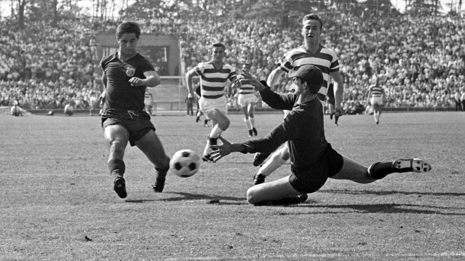 
                <strong>Gerd Müller ist tot: Eine unvergleichliche Torjäger-Karriere</strong><br>
                Müller war keiner, der das Rampenlicht suchte, er war bereits während der aktiven Karriere bescheiden. Als ihn der FC Barcelona in den 1970er-Jahren mit dem astronomischen Jahresgehalt von 600.000 Mark köderte, lehnte er verständnislos ab. "I mog ned, i kann doch ned mehr als ein Schnitzel am Tag essen", sagte er.
              