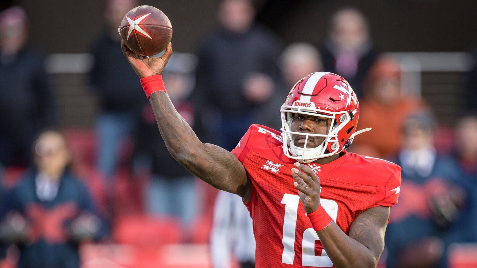 
                <strong>Cardale Jones (Quarterback, DC Defenders) </strong><br>
                Für Cardale Jones dürfte das Spiel gegen die Tampa Bay Vipers von entscheidender Bedeutung sein. Die große Frage: Hat er die vier Interceptions vom vergangenen Wochenende gegen die Los Angeles Wildcats verarbeitet? In den ersten beiden Partien hatte der ehemalige Spieler der Buffalo Bills noch überragend gespielt und die DC Defenders zu zwei Auftaktsiegen geführt. Der 27-Jährige wurde bereits als der potentielle MVP der XFL gehandelt. Das Katastrophen-Spiel gegen die Wildcats kratzt nun allerdings an seinem Image. Immerhin: Mit 602 Passing Yards steht er im ligaweiten Quarterback-Ranking noch immer auf Platz 3 der Liga. In der Nacht von Sonntag auf Montag möchte er gegen Tampa Bay wieder an seine guten Leistungen aus Week 1 und 2 anknüpfen. 
              