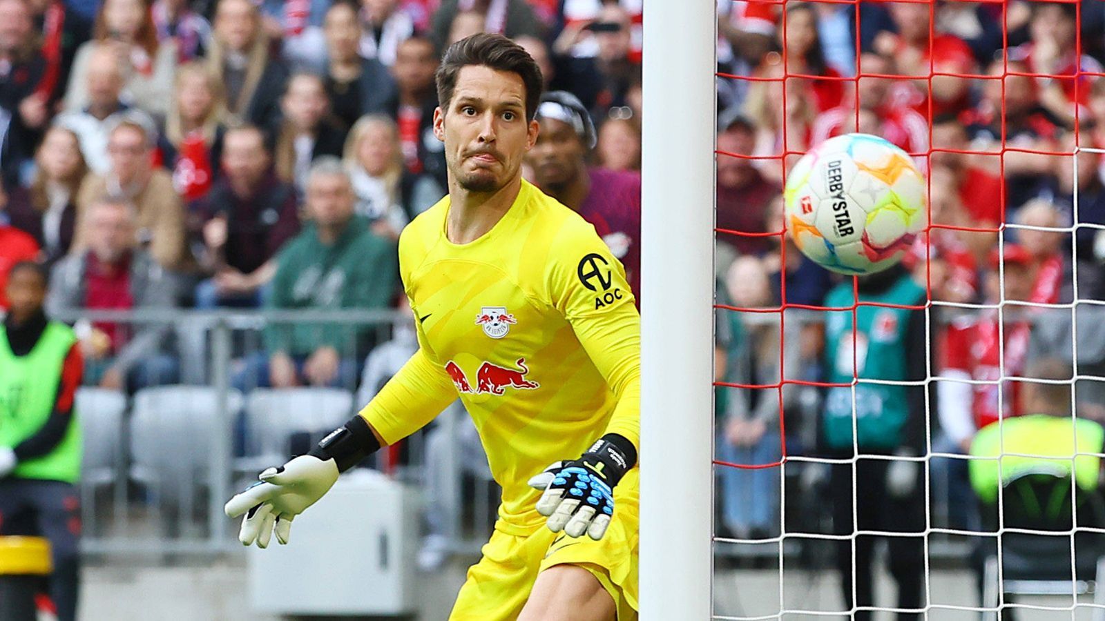 
                <strong>Janis Blaswich (RB Leipzig)</strong><br>
                Starke Reaktion gegen Müller (18.), beim 0:1 durch Gnabry chancenlos. Danach erst wieder in der Schlussphase richtig gefordert. Rettet reaktionsschnell gegen die frei stehenden Tel (81.) und Pavard (90.). ran-Note: 2
              