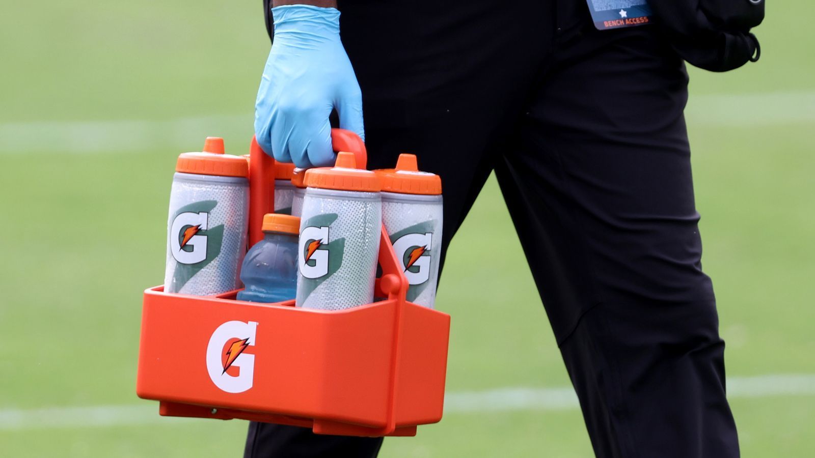 
                <strong>Gatorade</strong><br>
                Weltweit bekannt als DAS Football-Sideline-Getränk, kommt der Name der Gatorade-Erfrischung nicht von ungefähr. 1965 war es ein Team von Wissenschaftlern der UF, welches an der medizinischen Fakultät ein Getränk entwickeln sollte, das den Sportlern und auch Footballern der Sportteams der Uni die optimale Nährstoffzufuhr während der Wettkämpfe gewährleistet – das Ergebnis - "Gator"-ade wurde weltberühmt.
              