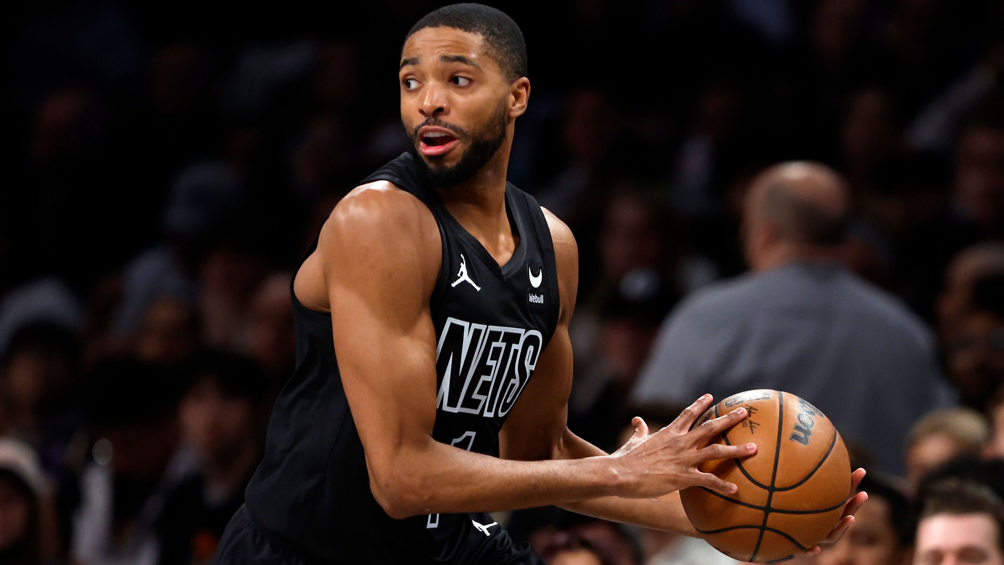 <strong>Platz 10 - Beste Verträge: Mikal Bridges (Brooklyn Net)</strong><br><em>Gehalt kommende Saison: 23.300.000 Dollar</em><br>Das Problem bei Mikal Bridges ist nicht sein Gehalt, sondern seine Mannschaft. In einem Brooklyn-Team, in dem er der primäre Scorer sein soll, wirkt Bridges von Zeit zu Zeit etwas hilflos. Mit seiner starken Defense, gepaart mit einem guten Scoring-Punch wäre er ein idealer Spieler für jeden Contender. 23 Millionen Dollar würde wohl jedes gute Team nur zu gern für den athletischen Forward zahlen. Dort müsste er auch nicht die erste Option sein.