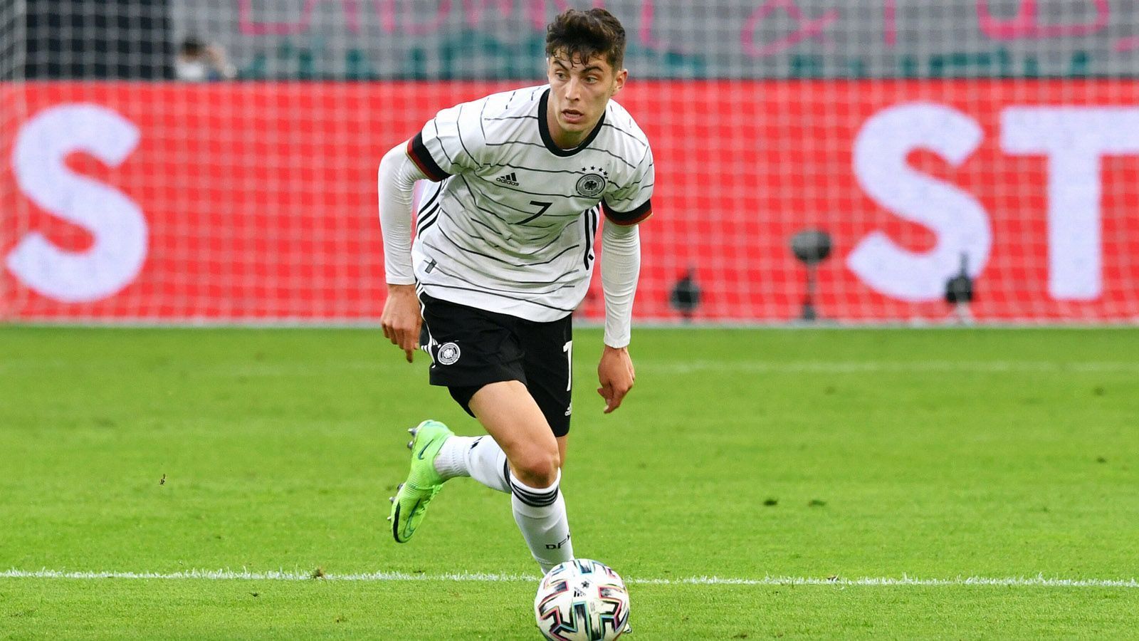 
                <strong>Kai Havertz</strong><br>
                Havertz kommt seine Vielseitigkeit zugute. Ob Außenbahn, Zentrum oder im Sturm - der frisch gebackene Champions-League-Sieger ist überall gut aufgehoben. Am wohlsten fühlt er sich eigentlich auf der Zehn, doch die ist mit Müller fest besetzt. Im Finale mit dem FC Chelsea brillierte Havertz als Mittelstürmer, das könnte er gegen Frankreich gleich noch einmal wiederholen. 
              