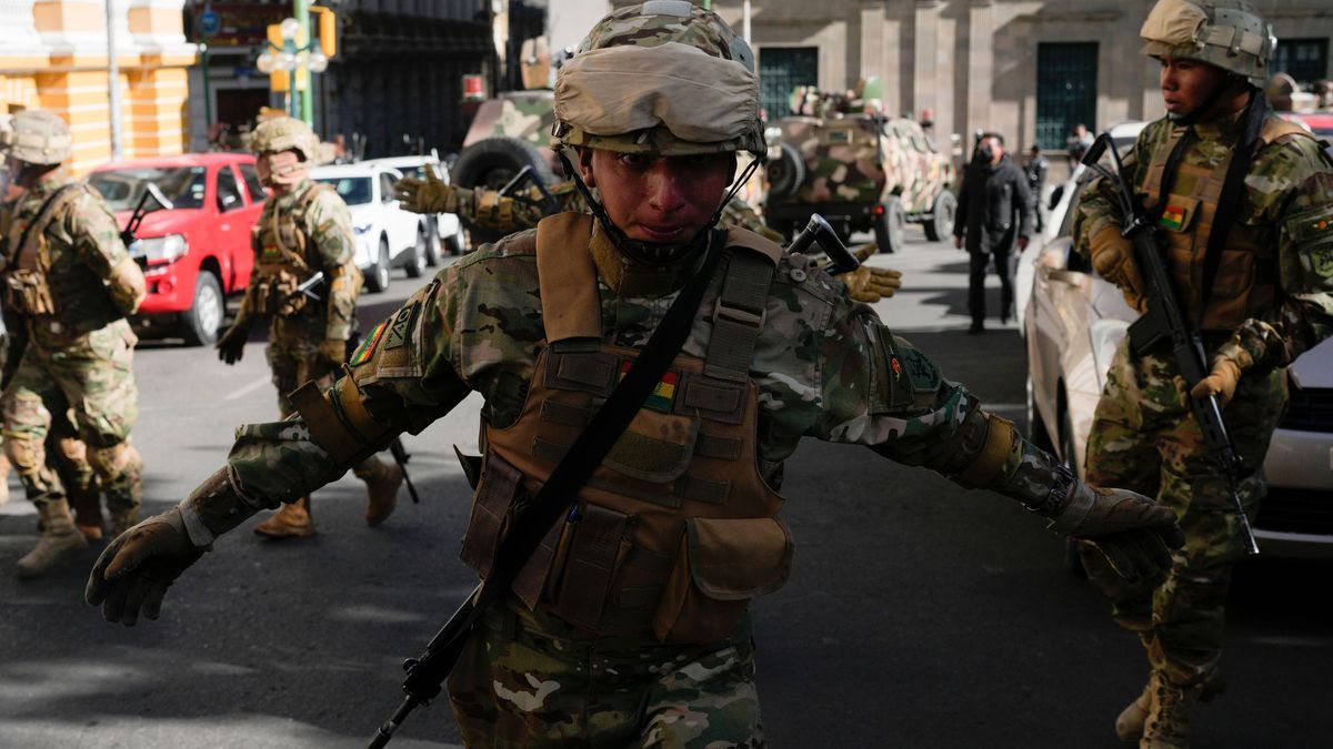 Soldaten haben vorübergehend den Platz vor dem bolivianischen Regierungspalast eingenommen.