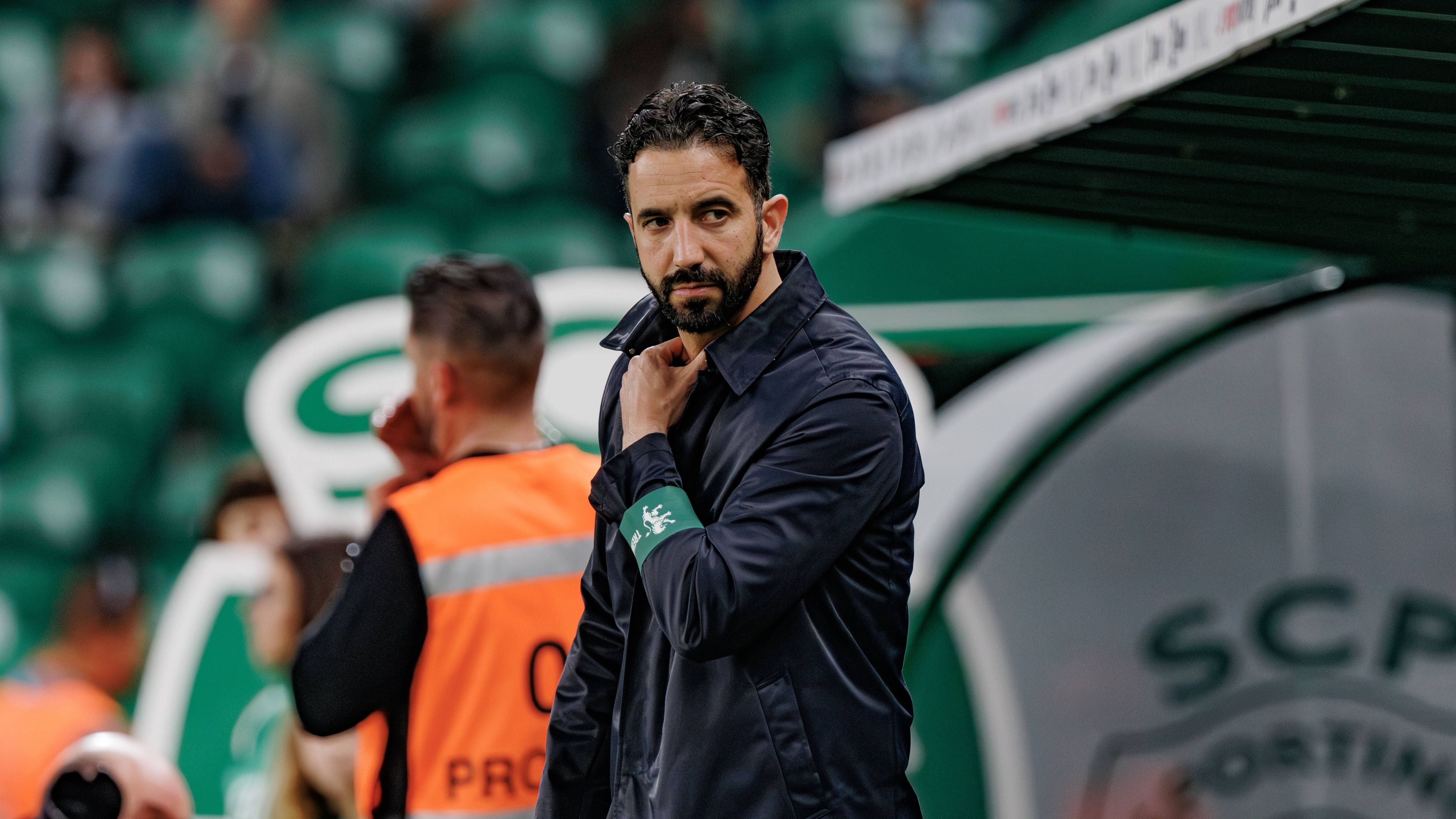 <strong>Ruben Amorim (Sporting Lissabon)</strong><br>Der Portugiese könnte auf dem Trainer-Markt im Sommer 2024 zur heißesten Aktie werden. Noch bevor "ESPN" den Coach von Sporting Lissabon nun mit United in Verbindung brachte, wurde bereits dem FC Liverpool und dem FC Barcelona Interesse an Ruben Amorim nachgesagt. Der Vertrag des 39-Jährigen läuft noch bis 2026. Mit Sporting gewann er bislang einen Meistertitel.&nbsp;