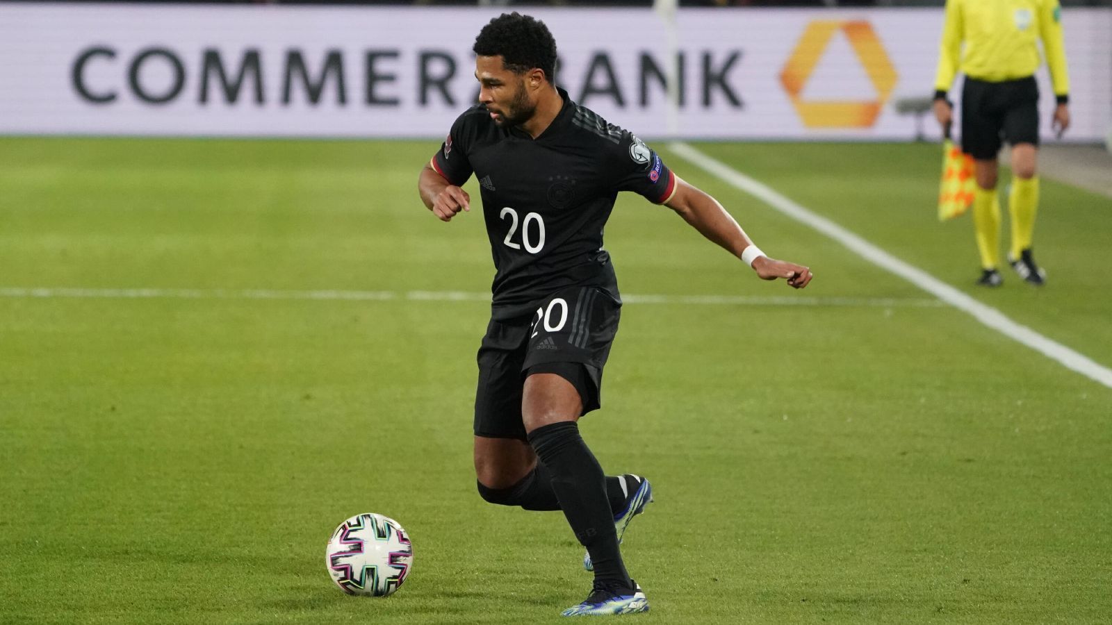 
                <strong>Serge Gnabry</strong><br>
                Mit dem Rücken zum Tor legt Gnabry beim 1:0 auf den mitgelaufenen Goretzka ab, statt selbst abzuschließen. In der Sturmspitze aber insgesamt deutlich unauffälliger als auf seiner ursprünglichen Position. ran-Note: 3
              