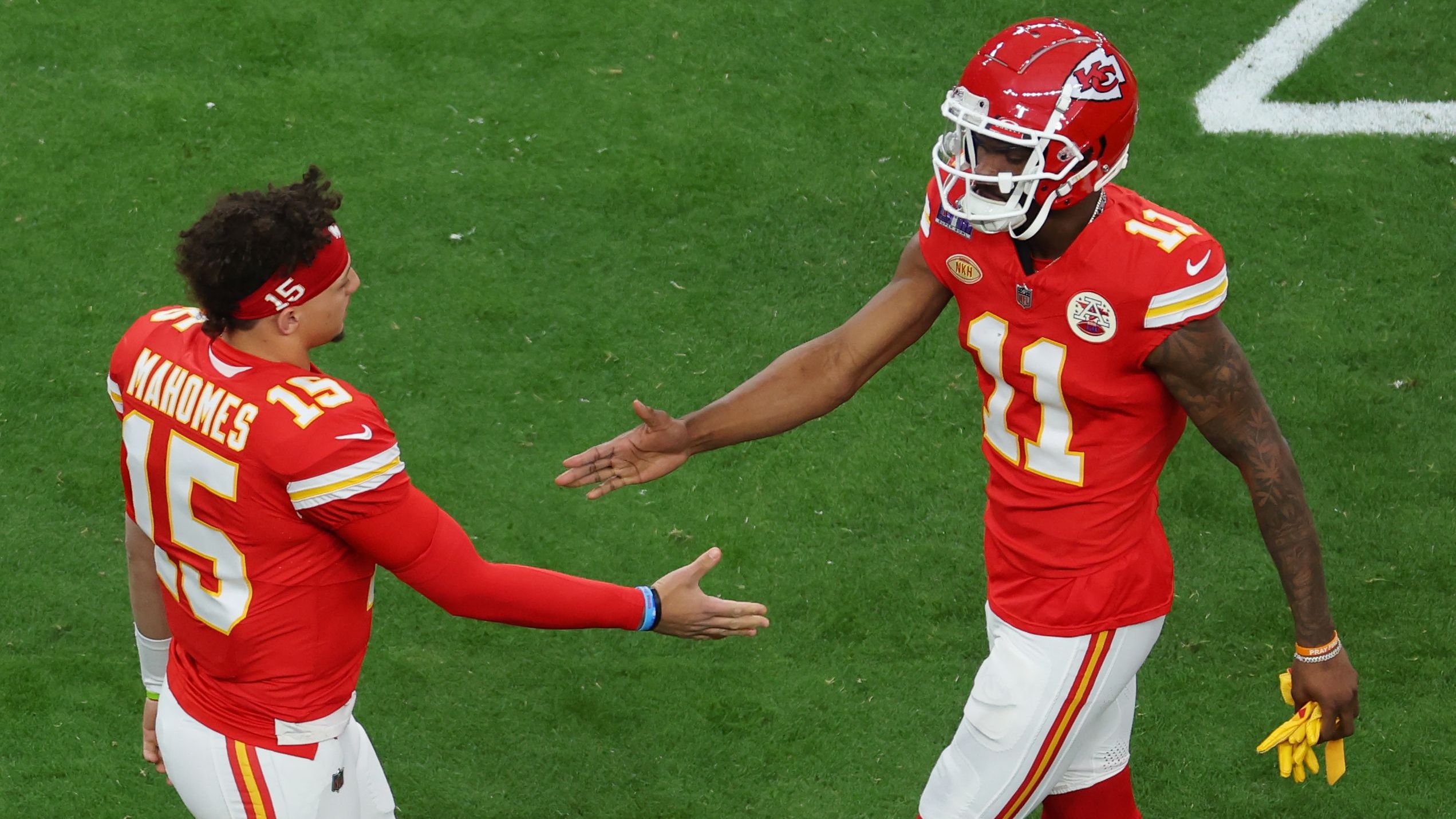 <strong>Die Chiefs sind da</strong><br>Natürlich jubelt Taylor Swift den Kansas City Chiefs zu. Schließlich ist ihr Freund Travis Kelce das Lieblingsziel von Quarterback Patrick Mahomes.