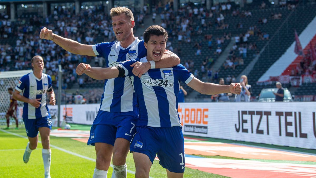 Fussball, Herren, Saison 2024 2025, 2. Bundesliga (3. Spieltag), Hertha BSC - SSV Jahn Regensburg, v.l. Derry Scherhant (Hertha BSC), Florian Niederlechner (Hertha BSC), Ibrahim Maza (Hertha BSC), ...