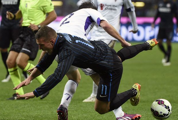 
                <strong>Lukas Podolski</strong><br>
                Noch läuft es für Podolski auch in der Liga nicht nach Wunsch. Trainer Roberto Mancini stärkt dem Deutschen auch nicht gerade den Rücken. "Von ihm erwarte ich deutlich mehr", sagte der Coach nach der 0:1-Heimpleite gegen Florenz.
              