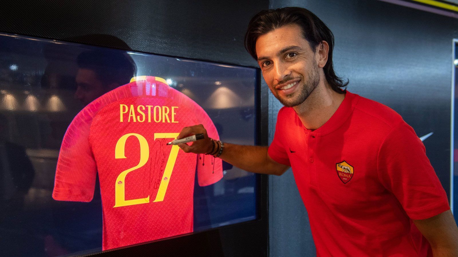 
                <strong>Javier Pastore (Zugang AS Rom)</strong><br>
                Javier Pastore verlässt Paris Saint-Germain und schließt sich zur kommenden Saison der Roma an. Der Argentinier kostet laut ESPN 20 Millionen Euro, vier Millionen an Bonuszahlungen könnten noch dazukommen. Der 29-jährige Offensiv-Spieler kam in 25 Liga-Einsätzen für PSG in der abgelaufenen Saison auf vier Tore und sechs Vorlagen.
              