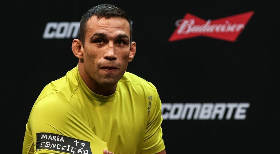 
                <strong>Fabricio Werdum</strong><br>
                Zwei Namen werden bei der Diskussion um den besten Schwergewichtler aller Zeiten immer wieder genannt: Fedor Emelianenko und Cain Velasquez. Fabricio Werdum hat sie beide zur Aufgabe gezwungen! Der Ex-Champion steigt als nächstes bei UFC 203 ins Octagon, um sich einen erneuten WM-Kampf zu verdienen - in der Nacht zum 11. September ab 4:00 Uhr live auf ranFighting.de.
              