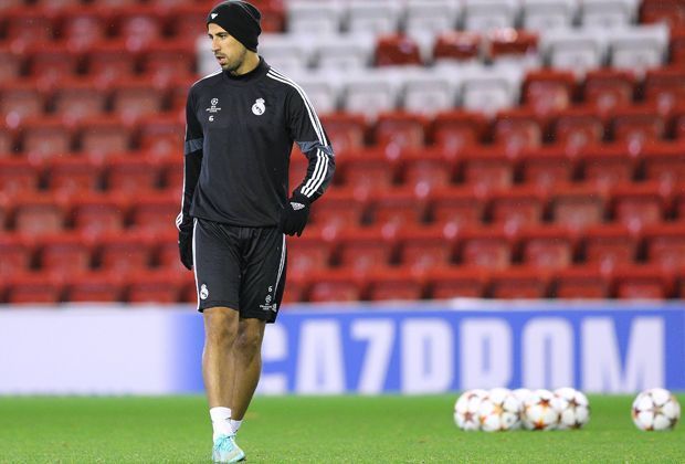 
                <strong>September 2014: Muskelbündelriss</strong><br>
                Vor, während und nach der WM verletzt: Anfang September zieht sich Sami Khedira einen Muskelbündelriss zu. Es entfacht eine Diskussion, wer haftet: Real Madrid besteht darauf, Khedira hätte sich bei der Nationalelf verletzt. Jedoch reist er schon mit Beschwerden an. 
              