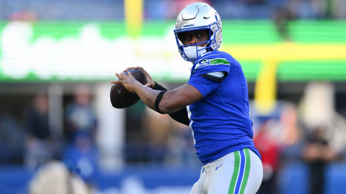 NFL, American Football Herren, USA San Francisco 49ers at Seattle Seahawks Oct 10, 2024; Seattle, Washington, USA; Seattle Seahawks quarterback Geno Smith (7) during warmups before the game against...