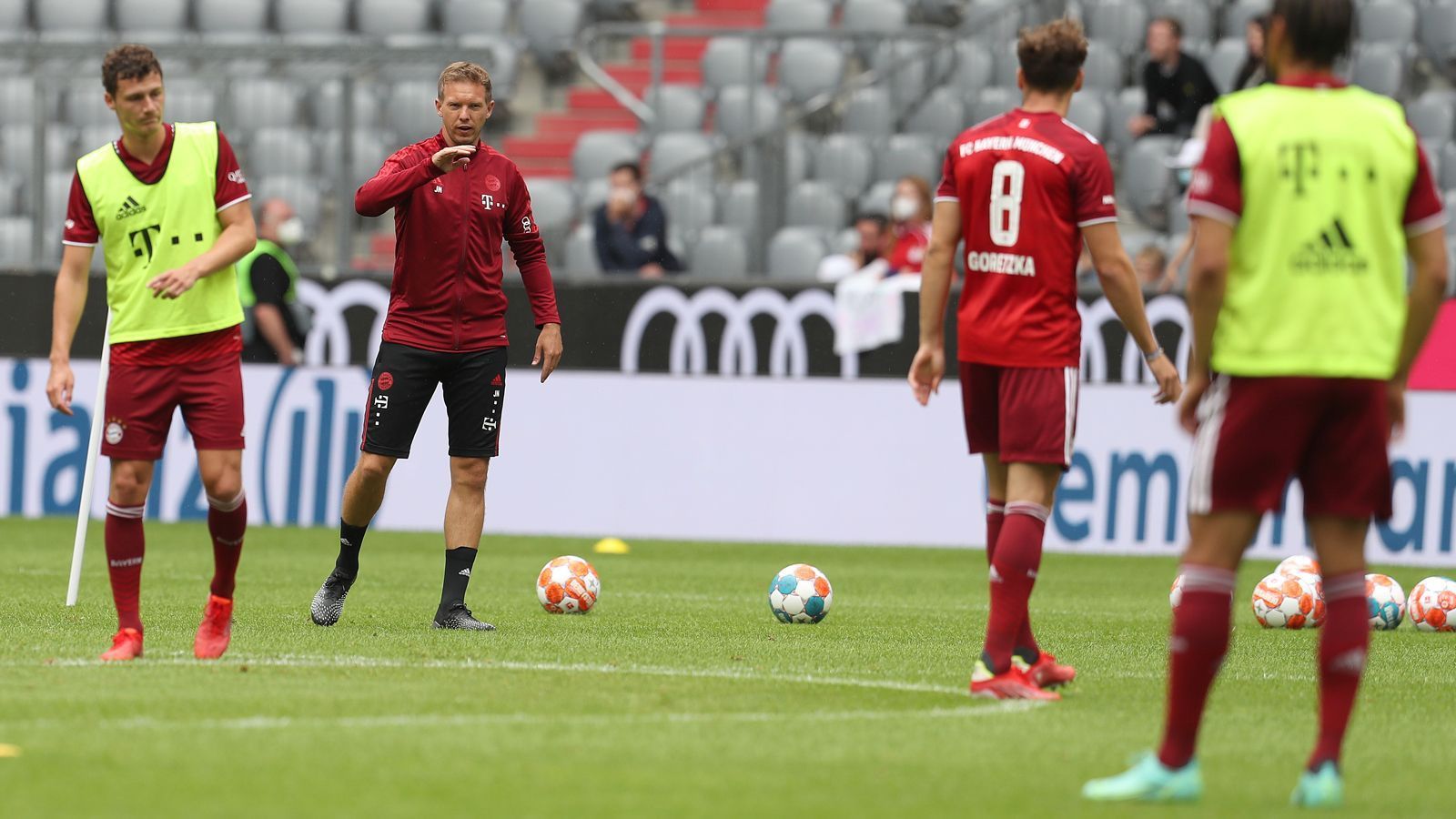 
                <strong>Zu großes Risiko? Jungtrainer Nagelsmann beim Bayern-Star-Ensemble</strong><br>
                In der Bundesliga führt der Titel seit Ewigkeiten nur über den FC Bayern und das dürfte sich in der Saison 2021/22 nicht ändern. Die Münchner starten als Titelverteidiger in die Meisterschaft, doch gehen sie mit Saisonbeginn doch ein recht hohes Risiko. Mit dem erst 34-jährigen Julian Nagelsmann hat der Rekordmeister einen sehr jungen Coach von RB Leipzig verpflichtet. Ist der gebürtige Landsberger bereit für das mit Stars gespickte Bayern-Team? Nach der enttäuschenden Vorbereitung ohne Sieg, sind Zweifel durchaus erlaubt. Zudem konnte Nagelsmann in Hoffenheim und Leipzig noch nicht nachweisen, dass er ein Profiteam zu Titeln führen kann. Ein Vorteil für den BVB? Die Borussia hat mit Marco Rose jetzt einen Trainer, der zumindest in Österreich mit Salzburg reihenweise Titel einfuhr.
              