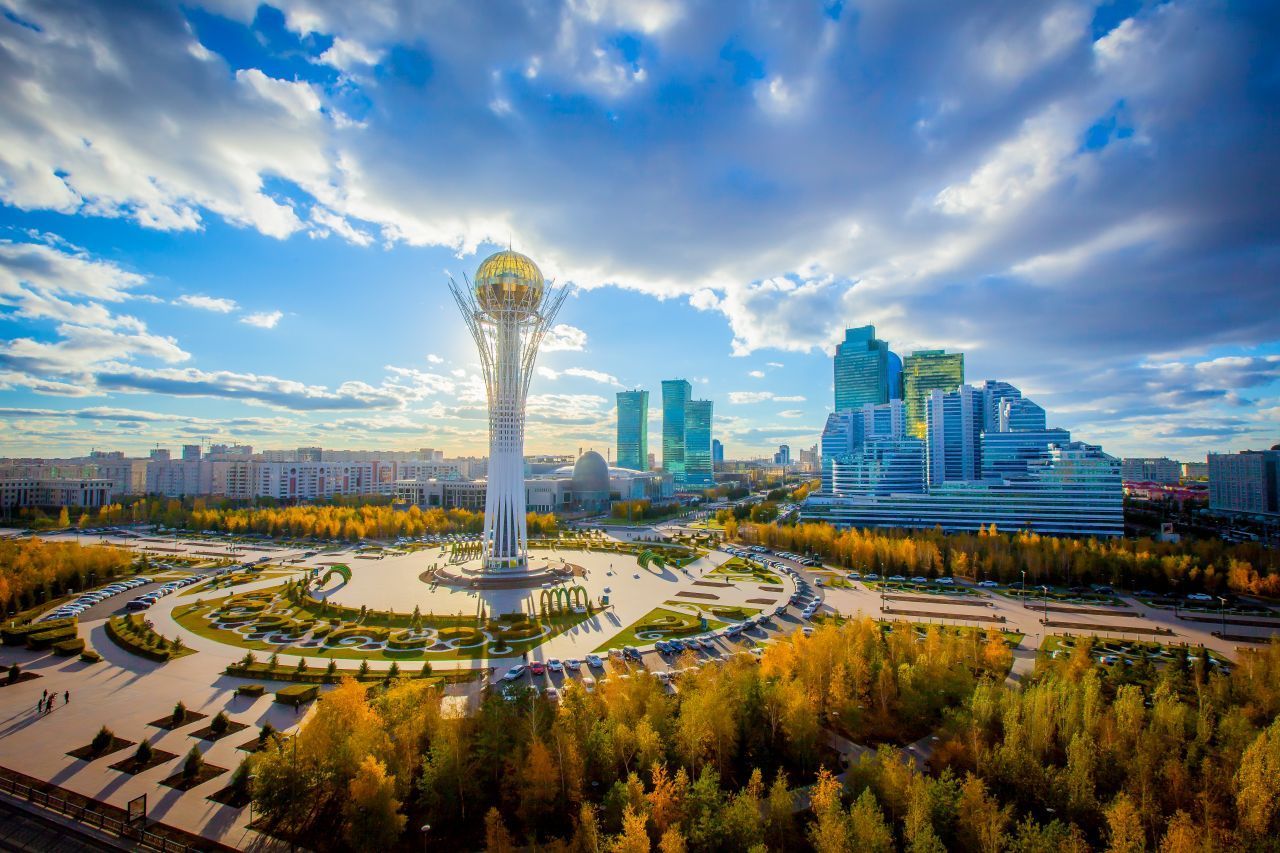 Futuristische Architektur, Shopping-Malls, Luxushotels: In den vergangenen Jahren wurde die Hauptstadt Kasachstans zum "Singapur der Steppe". Wer Nur-Sultan von oben betrachten möchte, macht sich zum Bajterek-Turm (entworfen vom britischen Star-Architekten Norman Foster) auf - die Kugel in 97 Metern Höhe beherbergt eine Aussichtsplattform. Einen Besuch wert sind auch das Nationalmuseum und die Nur-Astana-Moschee. Im Khan Shat