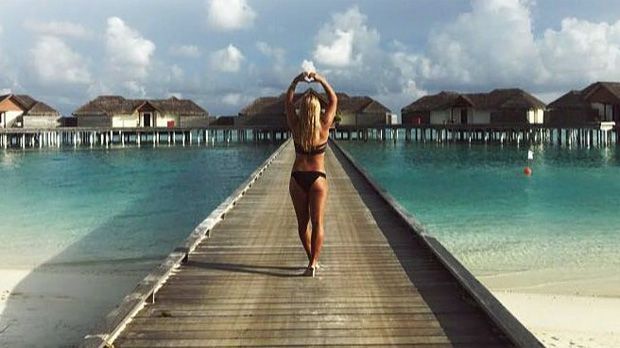 
                <strong>Dominika Cibulkova im Urlaub auf den Malediven</strong><br>
                Die Slowakin lässt es sich gerne auf den Malediven gut gehen. Ob das Herz, dass Cibulkova mit ihren Händen formt, für ihre Fans gedacht ist?
              