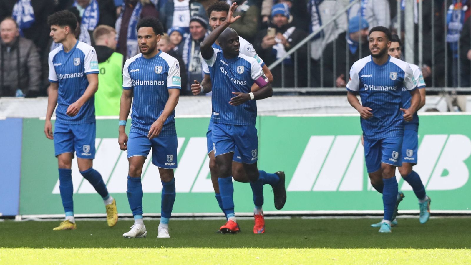 
                <strong>1. FC Magdeburg</strong><br>
                Der 1. FC Magdeburg legt viel Wert auf seine Tradition und auch seinen geografischen Standort. Da die Stadt an der Elbe liegt und die Mannschaft regelmäßig gegen Abstiege, gegen Pleiten, für Aufstiege und für Klassenerhalte kämpft, kamen wir auf Elbtown Warriors.
              