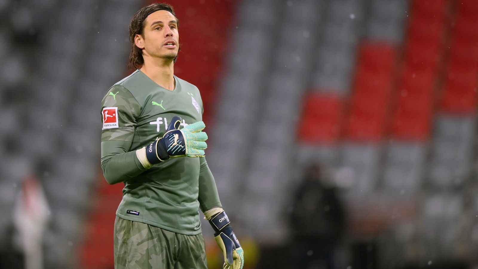 
                <strong>Yann Sommer (Borussia Mönchengladbach)</strong><br>
                Trotz der sehr durchwachsenen Gladbacher Saison mit 61 Gegentoren war Torhüter Yann Sommer einmal mehr ein sehr starker Rückhalt für die Borussia. Der Schweizer soll daher nach Wunsch von Sportdirektor Virkus auch künftig eines der Gesichter des Klubs bleiben, wie dieser im Gespräch mit dem "Redaktionsnetzwerk Deutschland" ankündigte. "Die aktuelle Saison nimmt wirklich meine komplette Energie in Anspruch, sodass ich mich mit dieser Frage noch nicht beschäftigt habe", sagte Sommer zuletzt der "Bild" über mögliche Gespräche über einen neuen Vertrag. Mittlerweile sollen Klubs wie Stade Rennes und Newcastle United Interesse am nur 1,83 Meter messenden Keeper bekundet haben. 
              