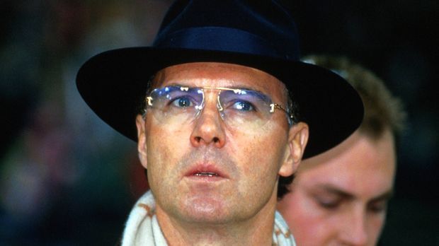 
                <strong>Franz Beckenbauer</strong><br>
                Franz Beckenbauer: 1994 führte Beckenbauer die Bayern als Interimstrainer zum Gewinn des Meistertitels. 1996 übernahm er nur drei Wochen vor dem Uefa-Pokalfinale das Ruder von Otto Rehhagel – und holte prompt den Titel gegen Girondins Bordeaux. Effektiv nennt man das wohl.
              