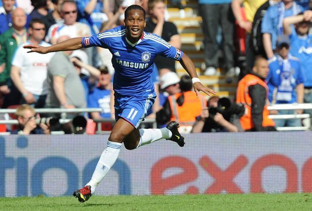 
                <strong>Premier League: Didier Drogba (32 Jahre, 1 Monat, 29 Tage)</strong><br>
                Der Ivorer erzielt 2009/10 29 Tore für den FC Chelsea. Er ist einer von nur fünf Ü30-Torjägern. In den letzten 50 Jahren überschreiten lediglich Dimitar Berbatov (30, 2010/11), Nicolas Anelka (30, 2008/09), Kevin Keegan (31, 1981/82) und Phil Boyer (31, 1979/80) die 30er-Marke.
              