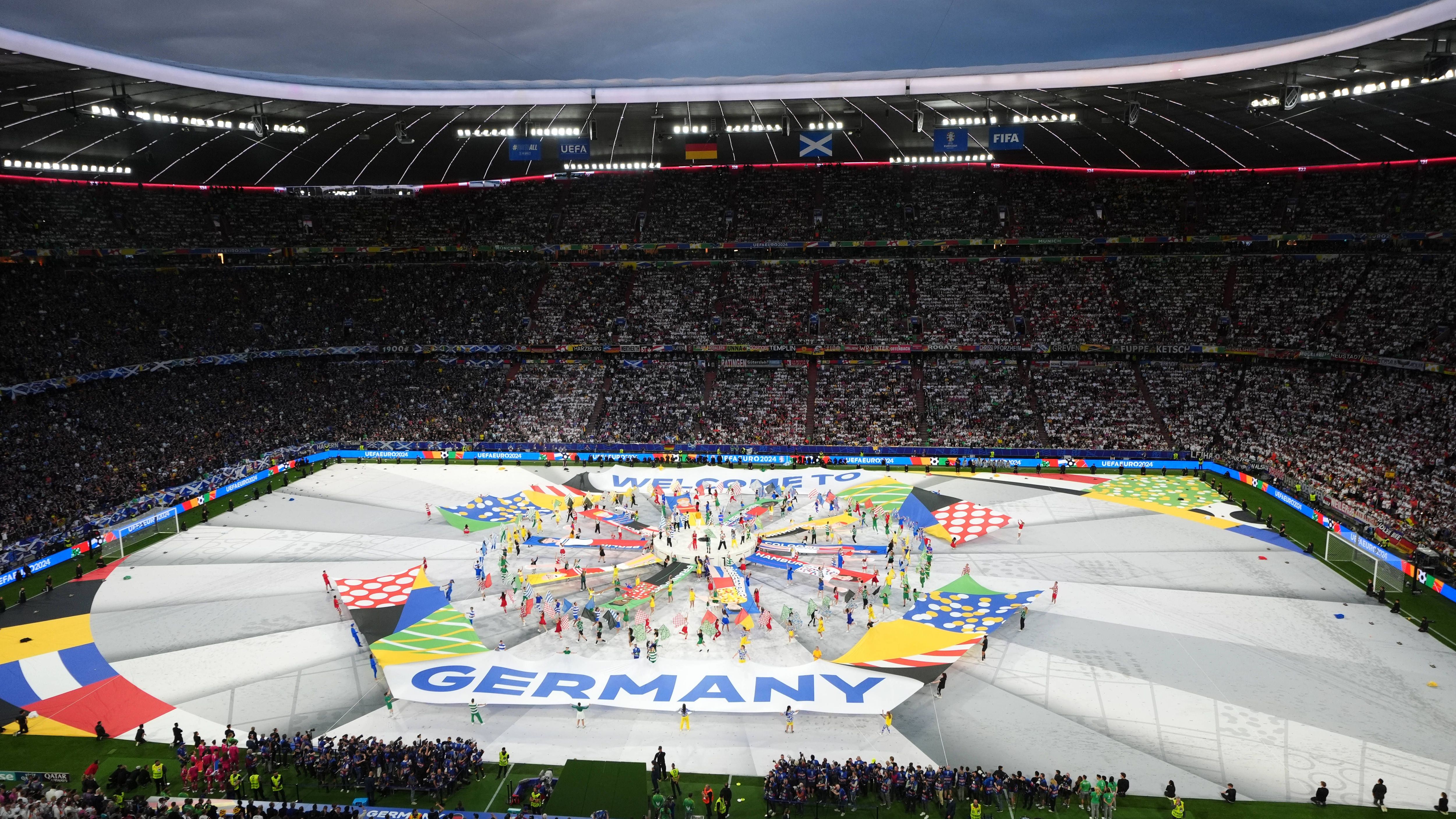 <strong>Beeindruckende Show</strong><br>Bevor die Partie zwischen der DFB-Elf und Schottland losging, sorgten dutzende Tänzer für eine farbenfrohe Eröffnungsfeier mit Musik und Tanz in den Farben der Teilnehmer-Nationen.&nbsp;