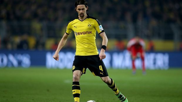 
                <strong>Neven Subotic (Borussia Dortmund)</strong><br>
                Neven Subotic (Borussia Dortmund): Eigentlich wollte der Verteidiger im Sommer 2016 seinem Reservisten-Dasein in Dortmund durch einen Wechsel entkommen. Doch daraus wird nichts. Stattdessen musste sich Subotic einer Operation im Rippenbereich unterziehen. Dadurch ist die Hinrunde für den 27-Jährigen gelaufen.
              