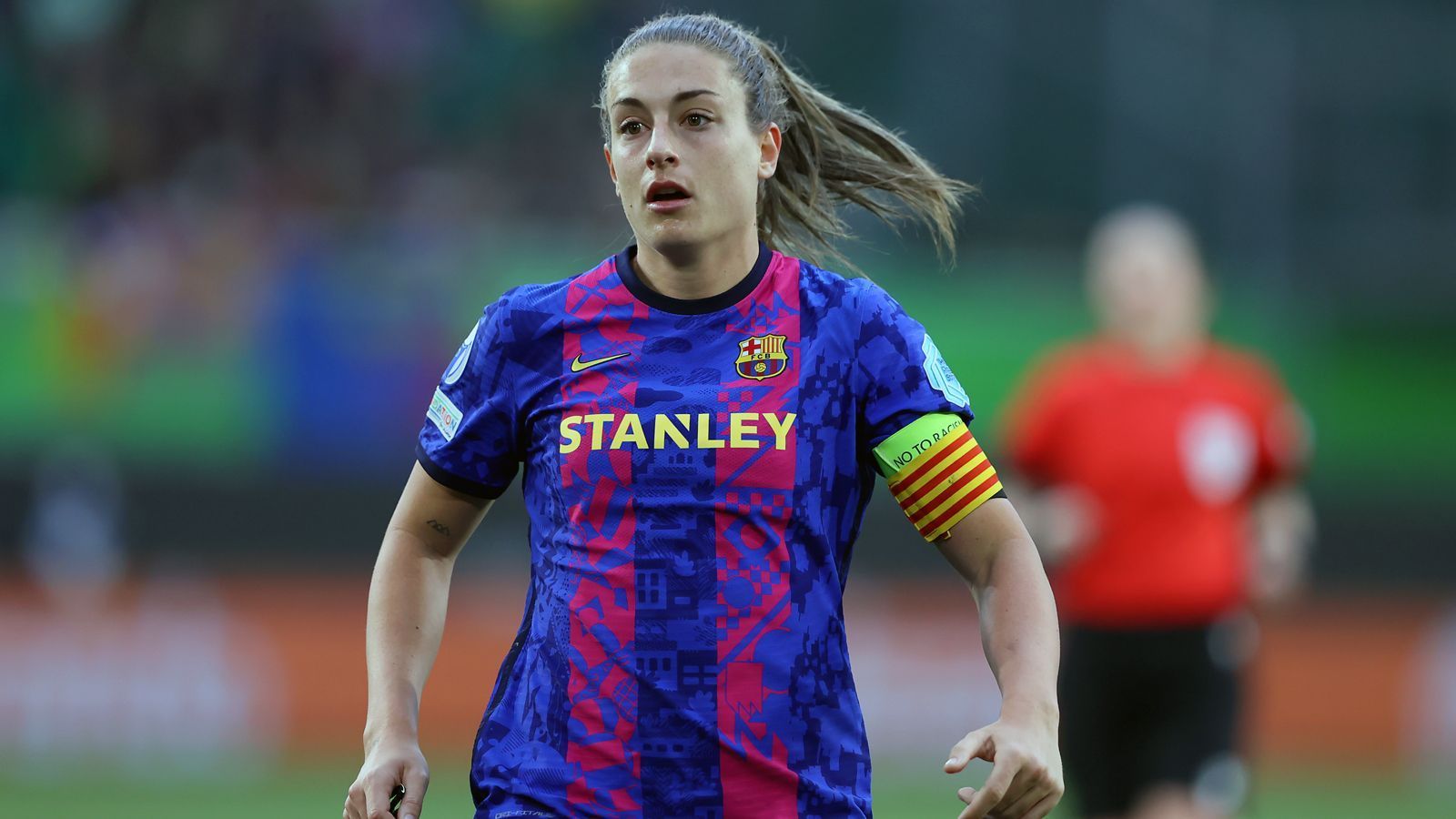 
                <strong>Alexia Putellas (FC Barcelona)</strong><br>
                Im Rahmen der Auslosung der Champions-League-Gruppenphase wurde die Spanierin Alexia Putellas als Europas Fußballerin des Jahres ausgezeichnet. Die 28-Jährige vom FC Barcelona setzte sich gegen die Engländerin Beth Mead und die deutsche Nationalspielerin Lena Oberdorf durch. Damit verteidigte Putellas ihren Titel als Europas Fußballerin des Jahres aus dem Vorjahr. 
              