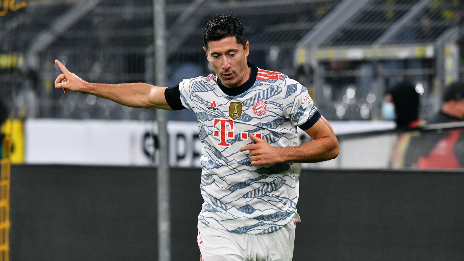 
                <strong>Robert Lewandowski (FC Bayern München)</strong><br>
                Braucht etwas Anlaufzeit, ist dann aber voll da. Scheitert mit seiner ersten Top-Chance (34.), köpft die zweite dann aber mit voller Wucht zur Führung ein (41.) und trifft so im 14. Pflichtspiel in Folge. Überlässt beim 2:0 – gewollt oder nicht – Müller den Ball. Als es nochmal brenzlig wird, bleibt der Weltfußballer vor dem Tor eiskalt und entscheidet mit seinem Treffer zum 3:1 die Partie. ran-Note: 1
              