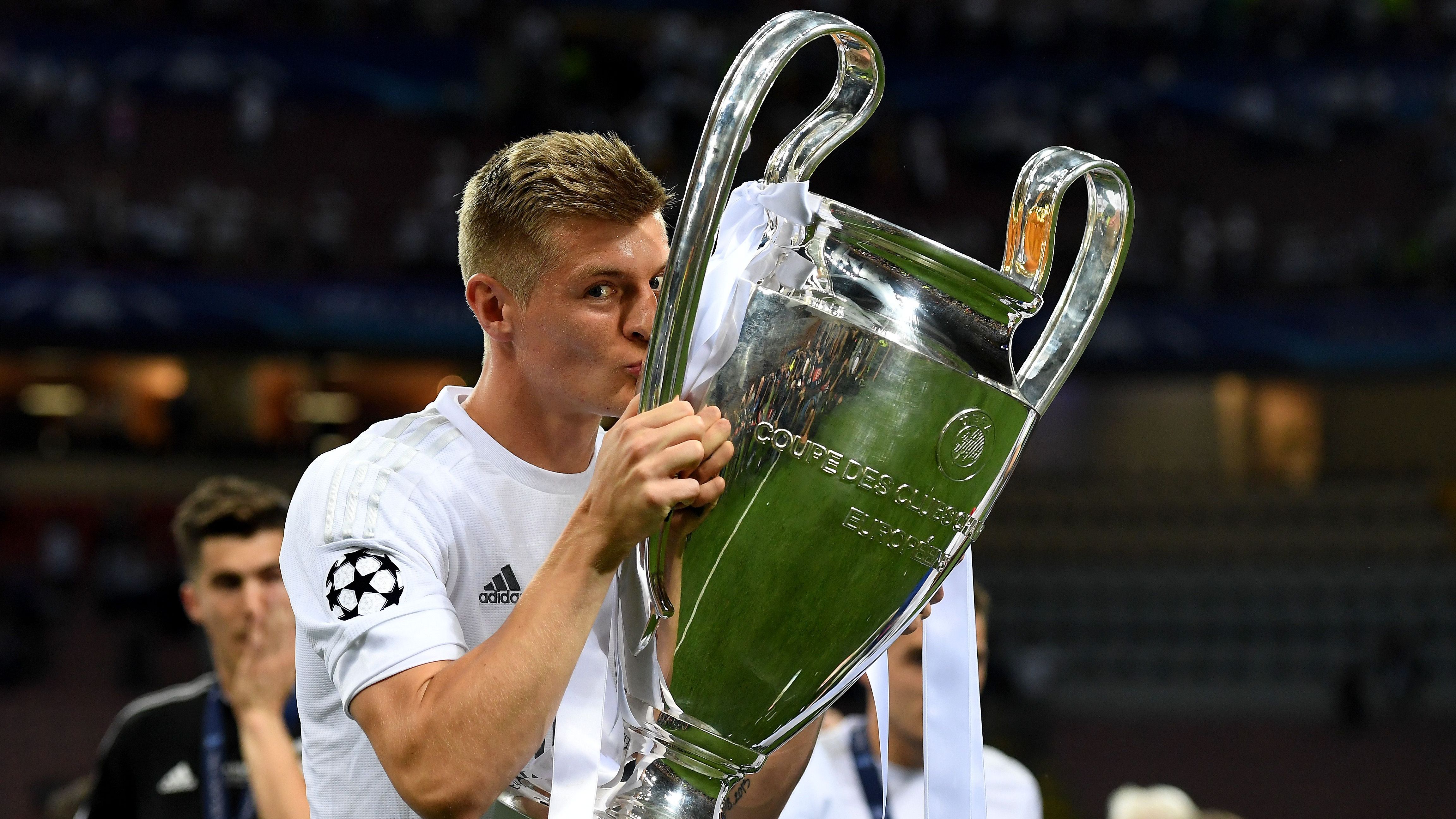 <strong>Champions League 2016 gegen Atletico Madrid</strong><br>Im CL-Finale der Saison 2015/16 kam es zum Madrider Stadtderby. Kroos stand in der Startelf und spielte 72 Minuten, ehe Isco für ihn das Feld betrat. Den Sieg im Elfmeterschießen verfolgte der Stratege dann von der Bank aus.