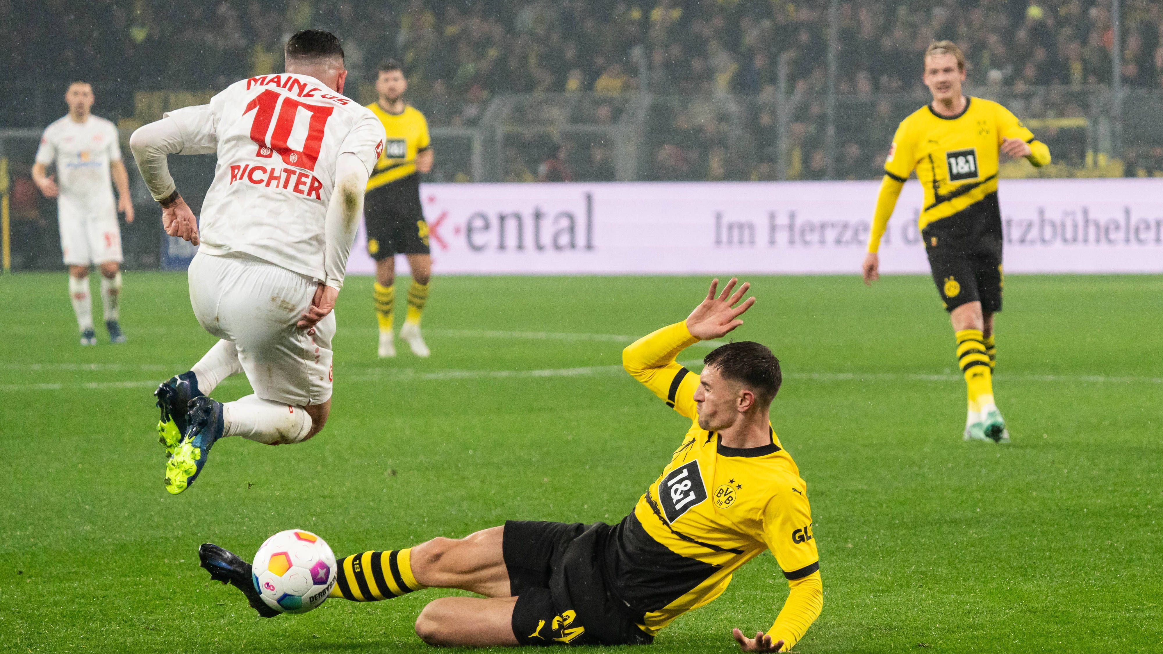 <strong>Thomas Meunier  (Borussia Dortmund)</strong><br>Unauffällige Partie des Belgiers. Konzentriert sich aufs Verteidigen. <em><strong>ran-Note: 4</strong></em>