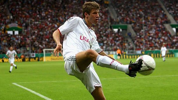 <strong>1. Start-Elf-Einsatz für die Bayern (02.08.2009)</strong><br>Im DFB-Pokal durfte Thomas Müller erstmals in der Start-Elf des FC Bayern stehen. In der ersten Runde gegen die SpVgg Neckarelz vertraute Louis van Gaal dem Offensivspieler erstmals in einem Pflichtspiel von Beginn an. Die Bayern setzten sich gegen das unterklassige Team mit 3:1 durch. Für Müller war der Arbeitstag nach 65 Minuten beendet - eine Torbeteiligung konnte er jedoch nicht beisteuern.