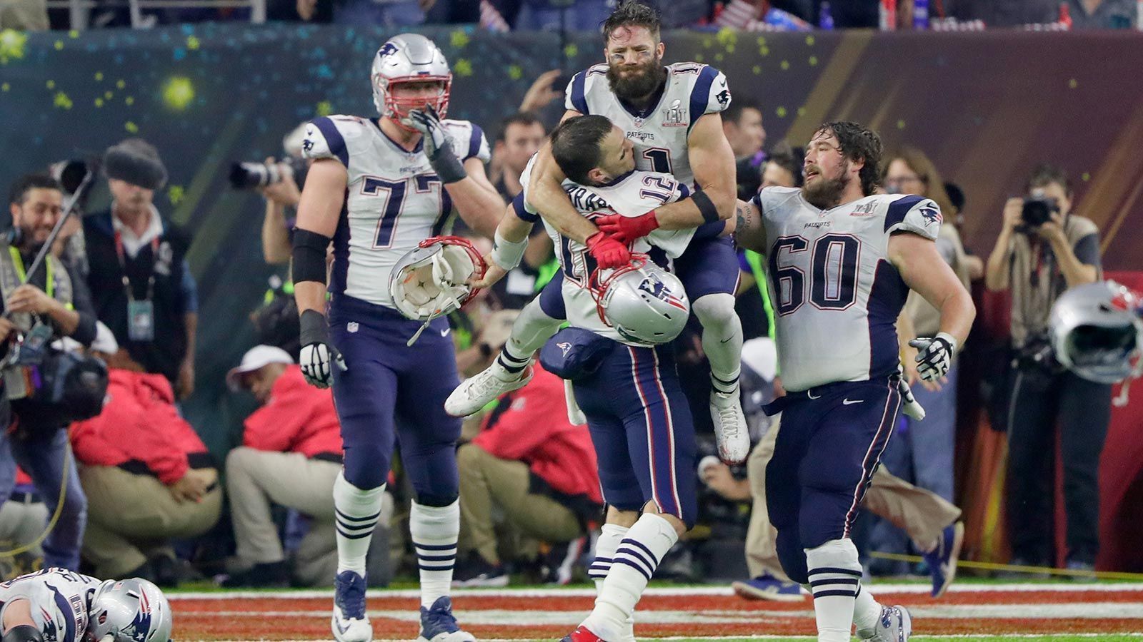 <strong>Platz 9: Super Bowl LI - 62 Punkte</strong><br>
                • Datum: 05.02.2017<br>• Endstand: New England Patriots vs Atlanta Falcons 34:28 (Overtime)<br>28:3 stand es in der Mitte des dritten Viertels für die Atlanta Falcons. Keiner wettete auch nur noch einen Blumentopf auf Tom Bradys New England Patriots. Der Rest ist Geschichte. Es folgte nicht nur das größte Comeback in der Super-Bowl-Historie, sondern das Endspiel wurde das mit den neuntmeisten Punkten.
