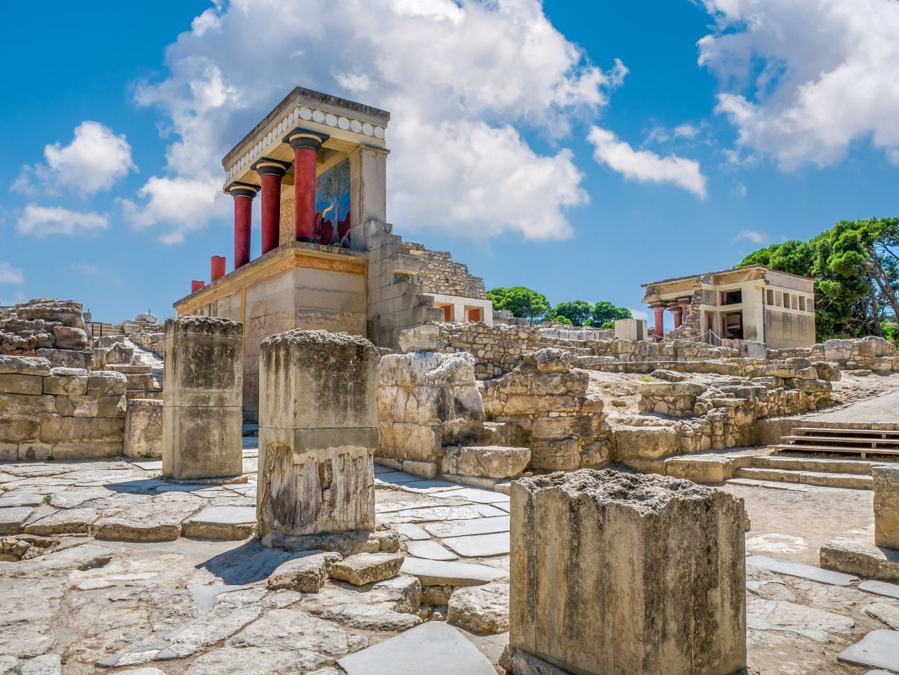 Auf den Spuren der Antike: Der Palast von Knossos in der Nähe von Heraklion war einst der größte und prachtvollste Bau der Minoer. Entdeckt wurde er von Arthur Evans. Der Engländer begann 1900 mit den Ausgrabungen und ließ Teile der Ruinen später zu Gebäuden rekonstruieren. Führungen durch die archäologische Ausgrabungsstätte finden täglich statt. Und auch eine Audio-Tour per Smartphone ist möglich. 