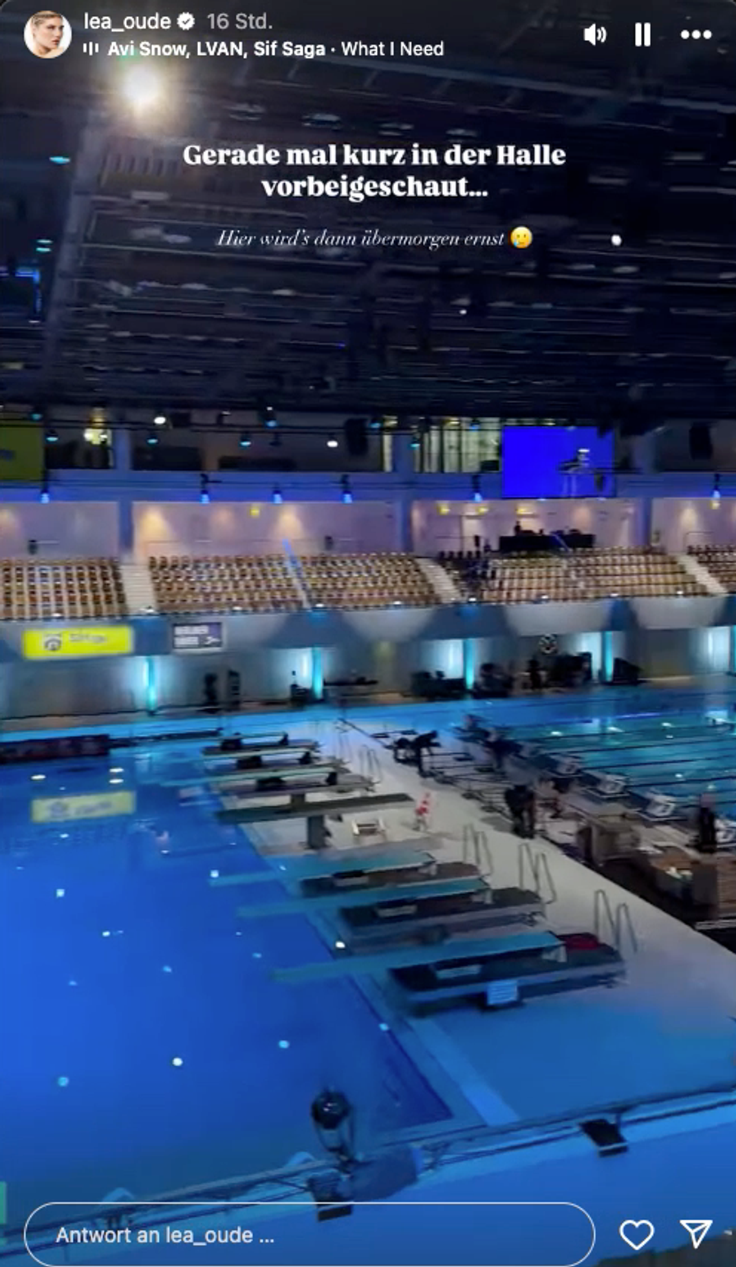 Bevor es am Samstag, 21. September, um 20:15 Uhr losgeht, verschafft sich Germany's Next Topmodel Lea einen Überblick über die Schwimmhalle.