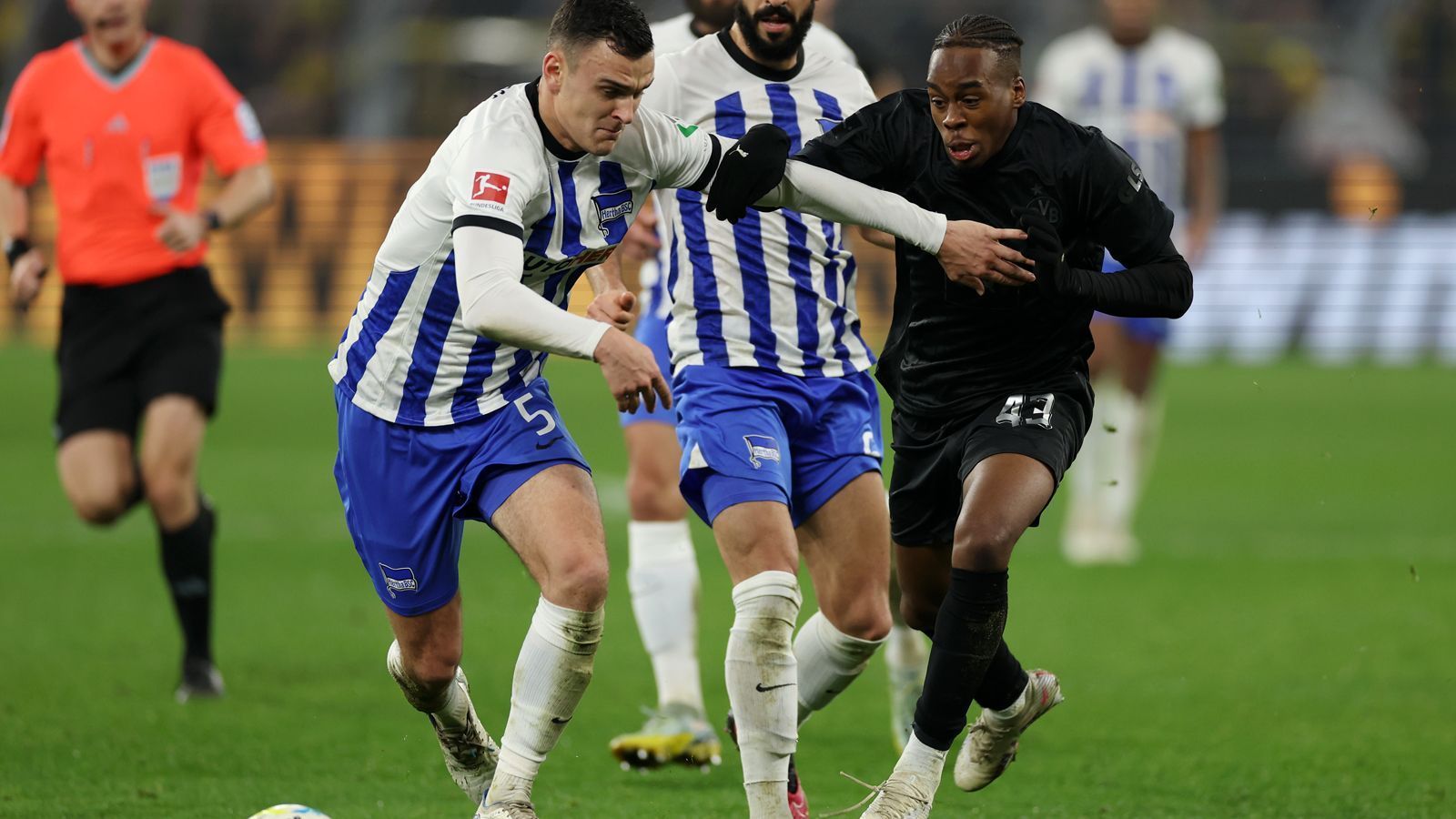 
                <strong>Jamie Bynoe-Gittens</strong><br>
                Bereits in der 35. Minute kommt Bryan Bynoe-Gittens für den verletzten Adeyemi in die Partie. Er fügt sich gut in die an diesem Tag sehr solide BVB-Elf ein, hat in der 65. Minute sogar eine gute Chance auf einen Treffer. Er scheitert aber aus kurzer Distanz an Keeper Christensen. Kurz vor dem Ende bereitet er Brandts Tor zum 4:1 stark vor. ran-Note: 2
              