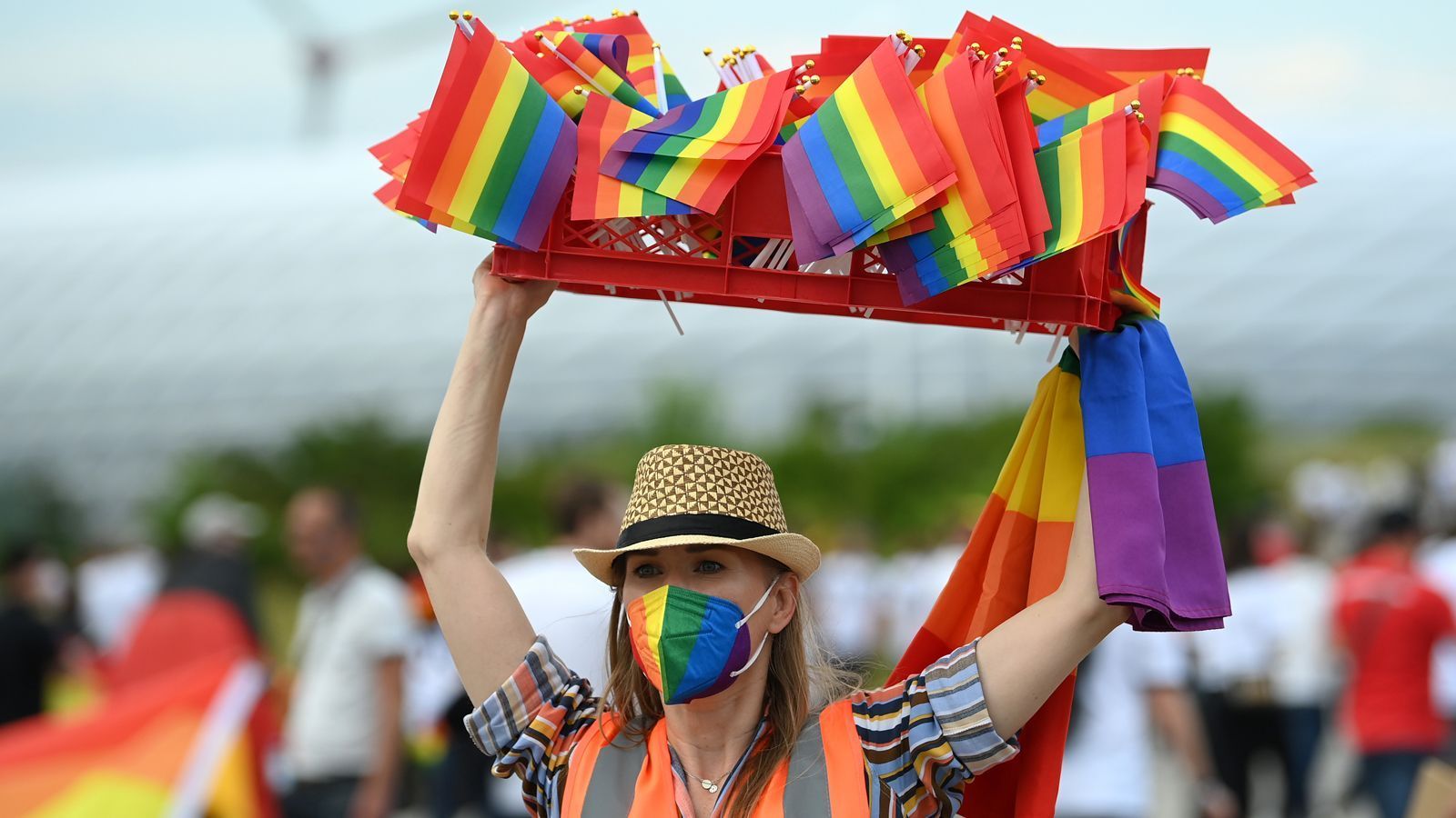 
                <strong>Buntes München</strong><br>
                Als Reaktion auf das Verbot der UEFA präsentierten sich die Fans nur umso mehr in Regenbogen-Farben. Diese Frau hatte sogar Fahnen mit, die sie an andere Fans weitergegeben hat. 
              