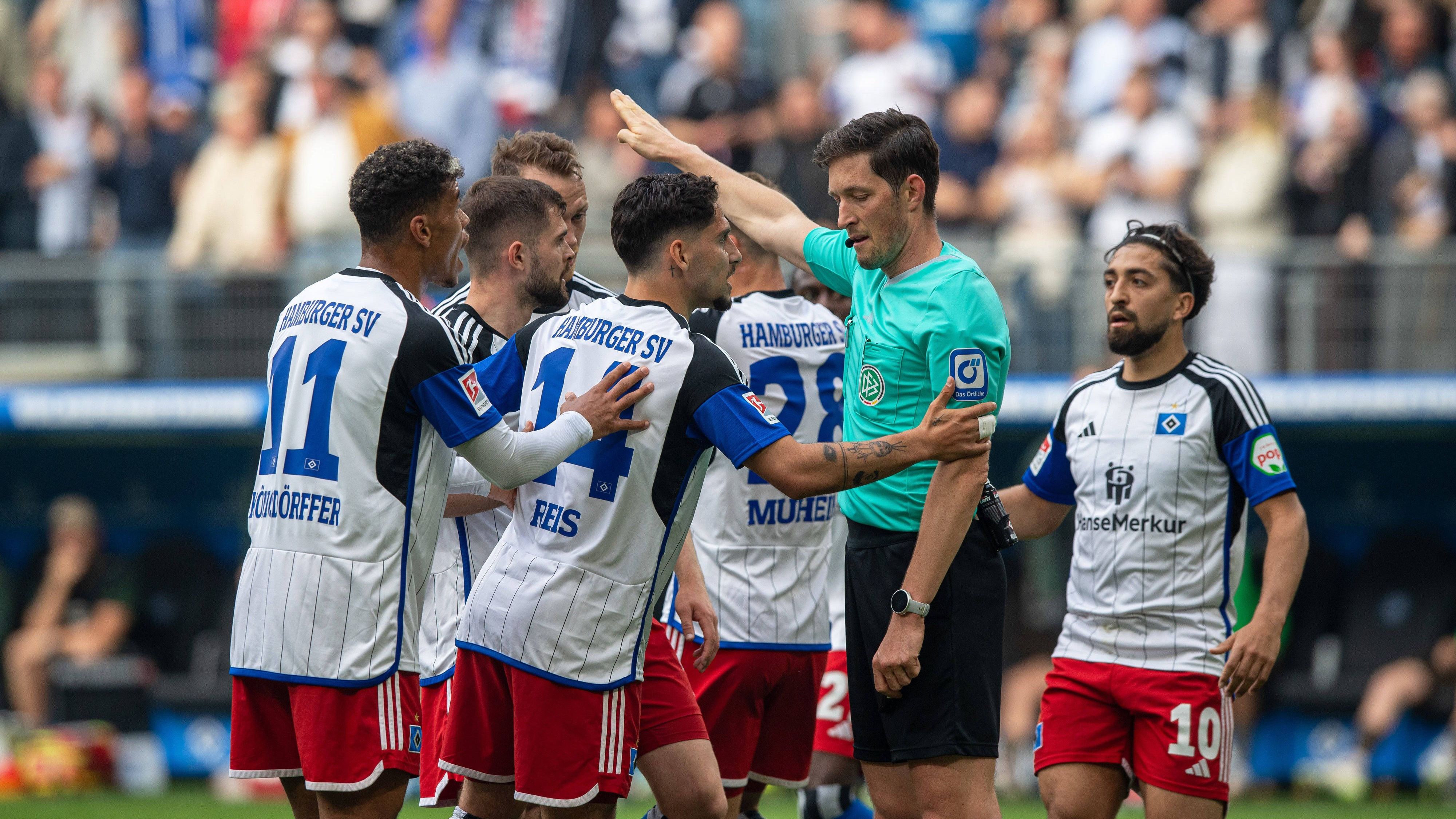 <strong>HSV-Jubel verstummt ein zweites Mal recht schnell</strong><br>Auch im zweiten Durchgang erzielte der HSV durch Porebal das vermeintliche 1:0 für die Gastgeber, aber auch hier ist der Jubel nur von kurzer Dauer. Nach Sichtung der VAR-Bilder nimmt Schiedsrichter Matthias Jöllenbeck das Tor zurück, weil ein Foulspiel Porebas an St. Paulis Keeper <br>Nikola Vasilj bei der Entstehung des Treffers im Spiel war.