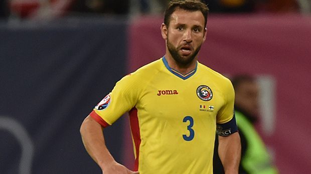 
                <strong>Linker Außenverteidiger: Razvan Rat (Rumänien)</strong><br>
                Linker Außenverteidiger: Razvan Rat (Rumänien). Der Kapitän der "Tricolorii" legt während der Quali drei Treffer auf. Nur beim 0:0 in Nordirland fehlt der 34-Jährige von Rayo Vallecano, spielt ansonsten stets durch. Aktuell steht Rat bei 95 Länderspielen.
              