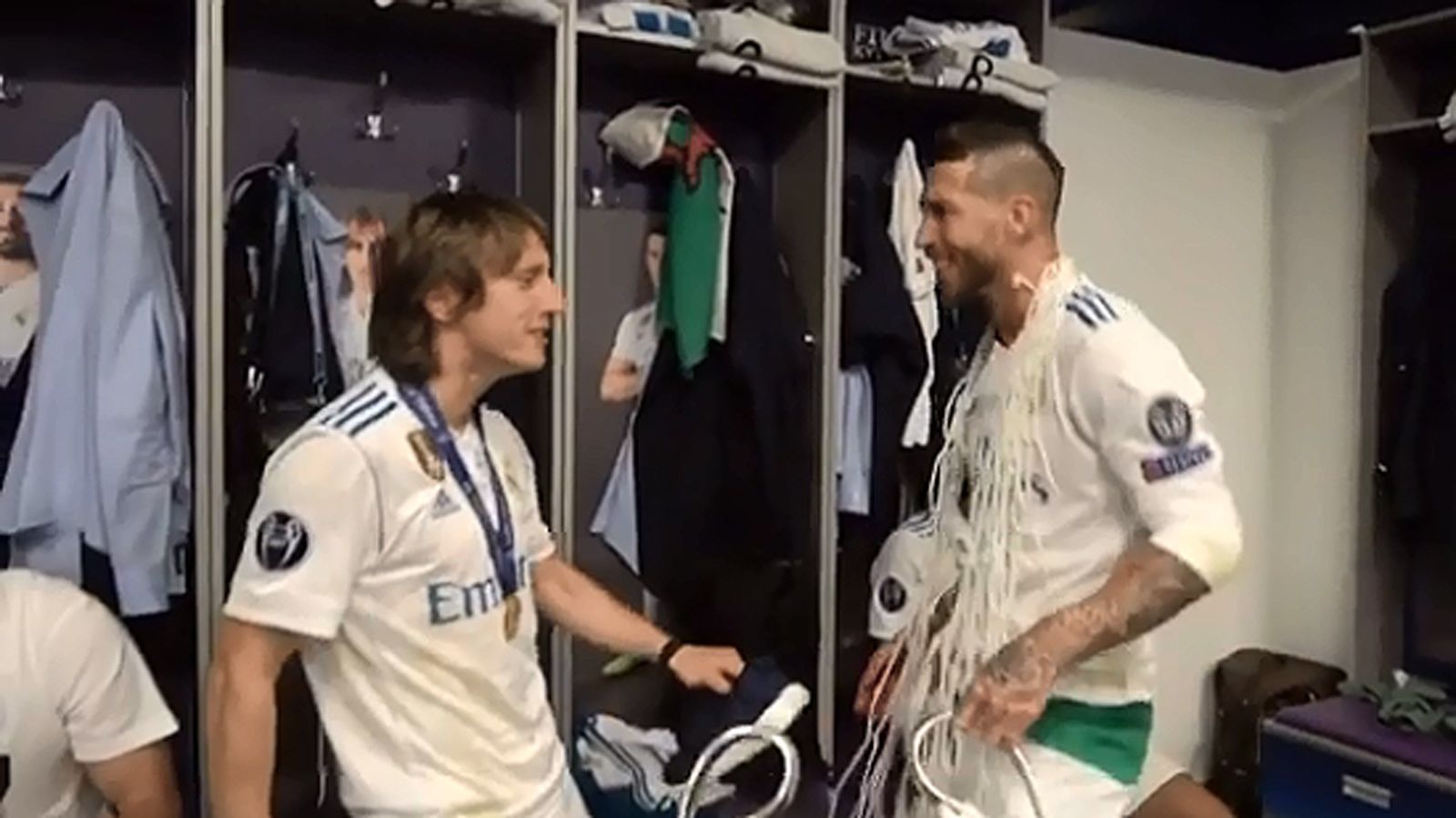 
                <strong>Luka Modric (li.) und Sergio Ramos (re.)</strong><br>
                Nach dem 3:1-Sieg Real Madrids über den FC Liverpool feierten die Stars der Spanier ausgelassen in der Kabine. Sergio Ramos (re.) und Luka Modric lieferten eine spontane Tanzeinlage ab. Kapitän Ramos hat sich als Erinnerung auch einen Teil des Tornetzes gesichert, den er sich vorübergehend um den Hals legte.
              