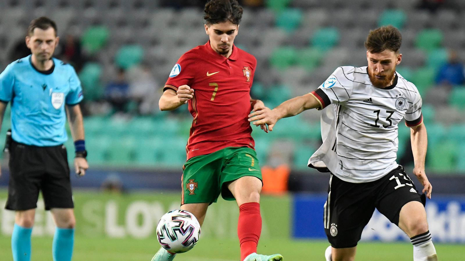 
                <strong>Salih Özcan</strong><br>
                Findet etwas schwer in die Partie. Aber der Kölner beißt sich hinein und leitet einige gute Szenen ein. Auch gegen den Ball überzeugt Özcan mehr und mehr. Ausgepumpt macht er in der Nachspielzeit Platz für Stach. ran-Note: 3
              