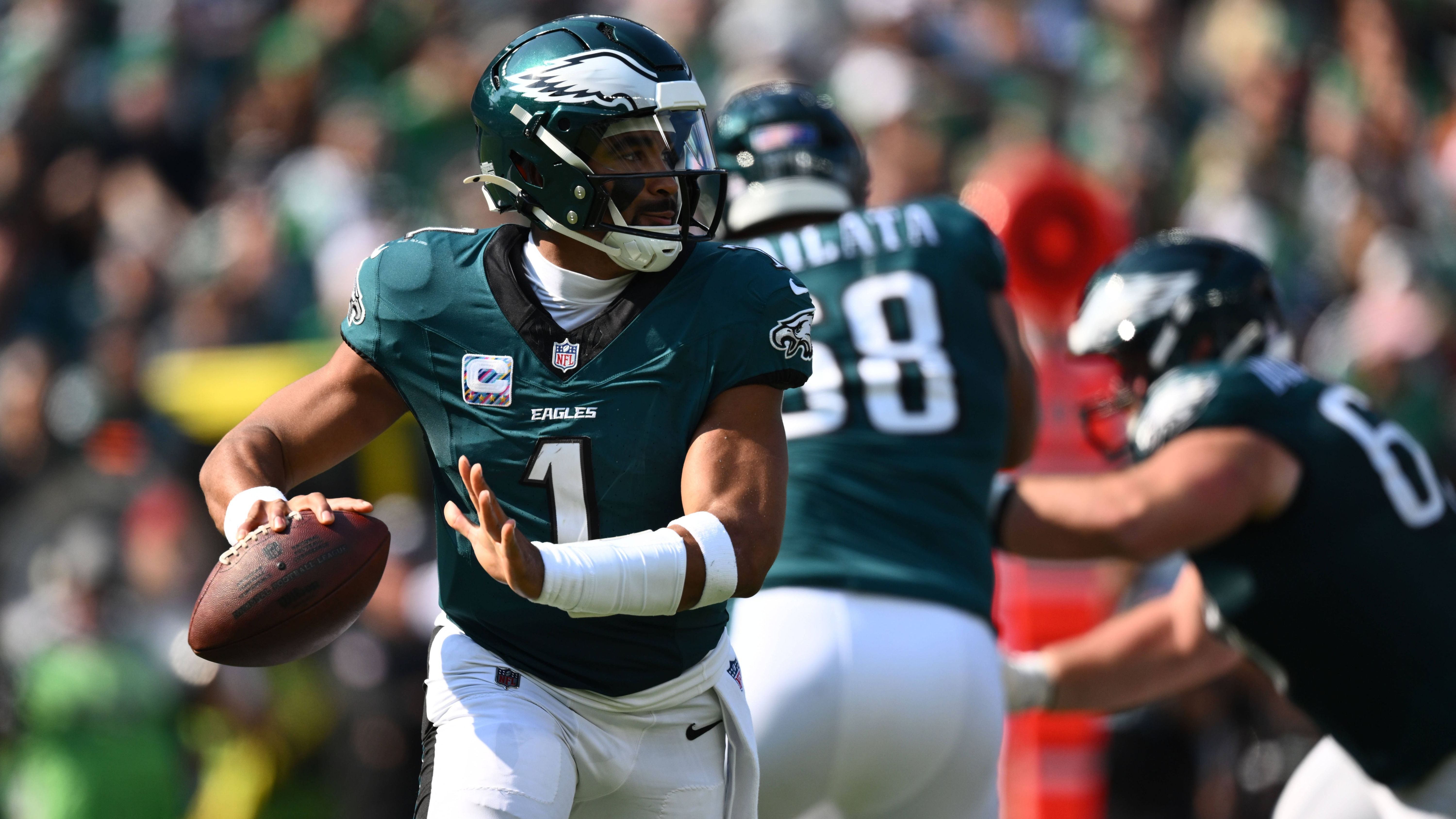 <strong>Platz 7 (Vorwoche: Platz 6): Jalen Hurts (Philadelphia Eagles)</strong><br>Drei Total-Touchdowns (zwei Passing und ein Rushing) reichen nicht aus, um zu klettern. Dafür ist das Quarterback-Feld in unserem Ranking in der Spitze zu gut besetzt. Aber auch, weil die 108-Passing Yards beim Sieg gegen die Panthers der bislang schlechteste Wert von Jalen Hurts in dieser Saison waren.