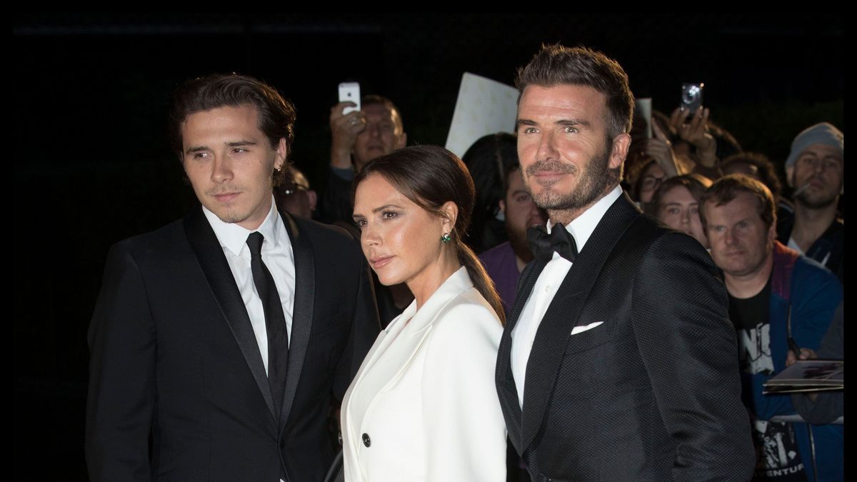 Victoria Beckham in weißen Schlaghosen.